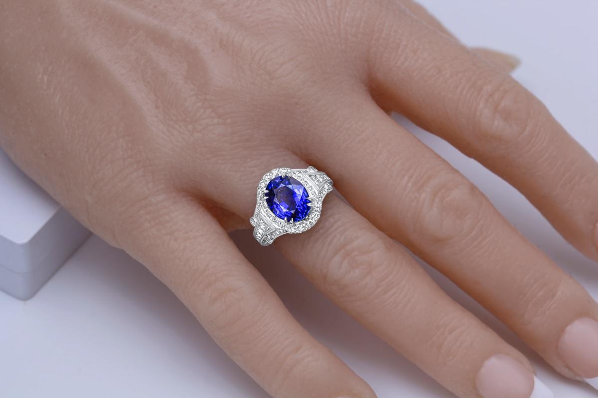 GIA Certified 4.59 Carat Oval Cut Fine Ceylon Sapphire Ring in 18k White ref760 In New Condition For Sale In New York, NY