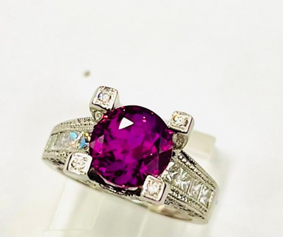 Contemporary GIA Certified 4.59CT Round Natural Purple Pink Sapphire Ring For Sale