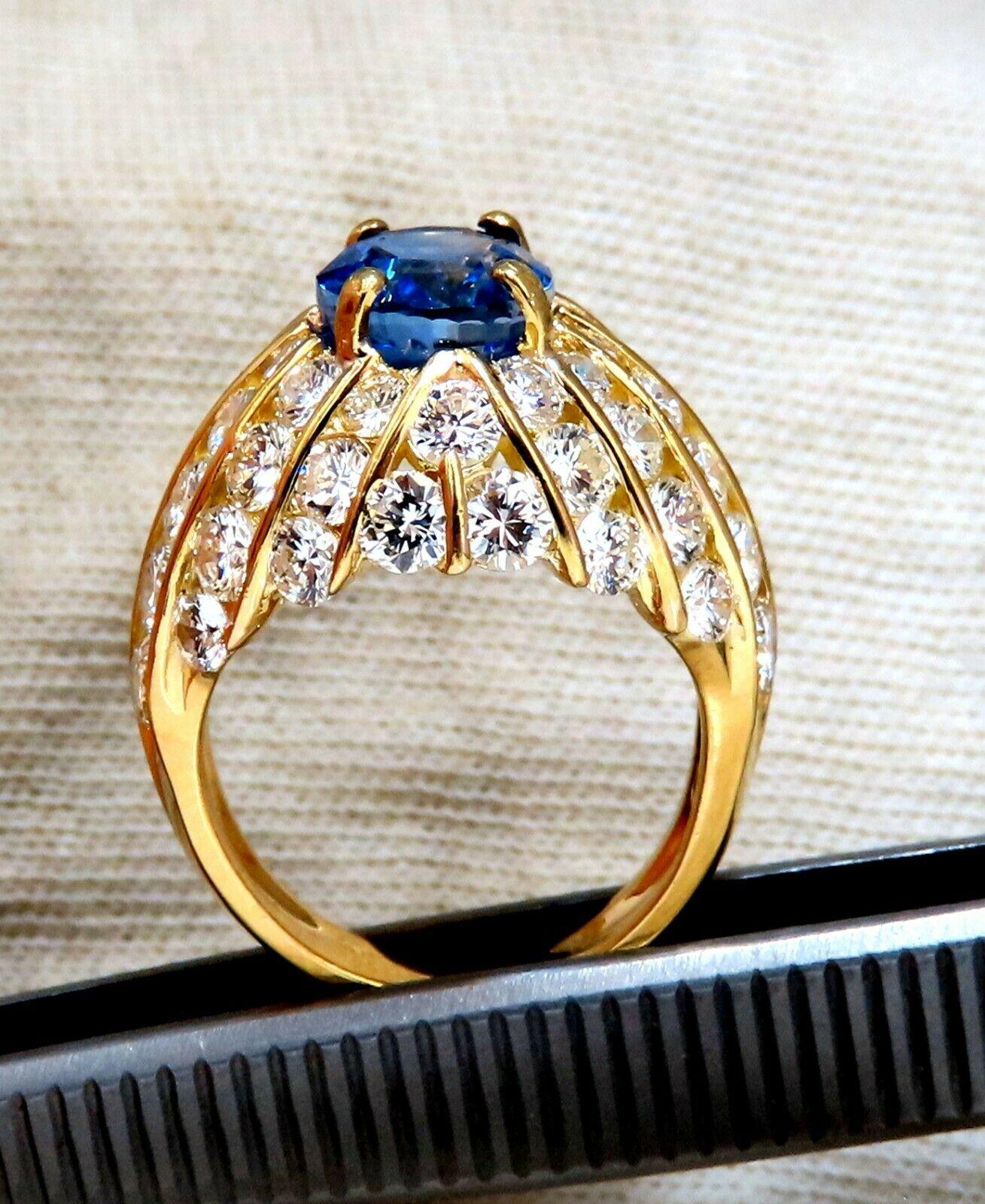 Taille ovale Bague en or 18 carats avec saphir ovale de 4,61 carats certifié GIA et diamant, sans chaleur, en forme de dôme en vente