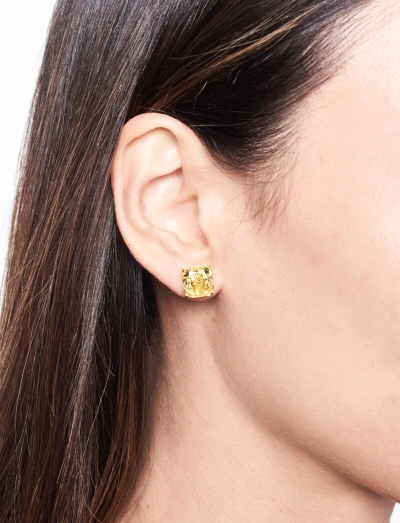 Taille ovale Clous en or jaune 18 carats sertis de diamants jaunes clairs de 6 carats certifiés GIA en vente