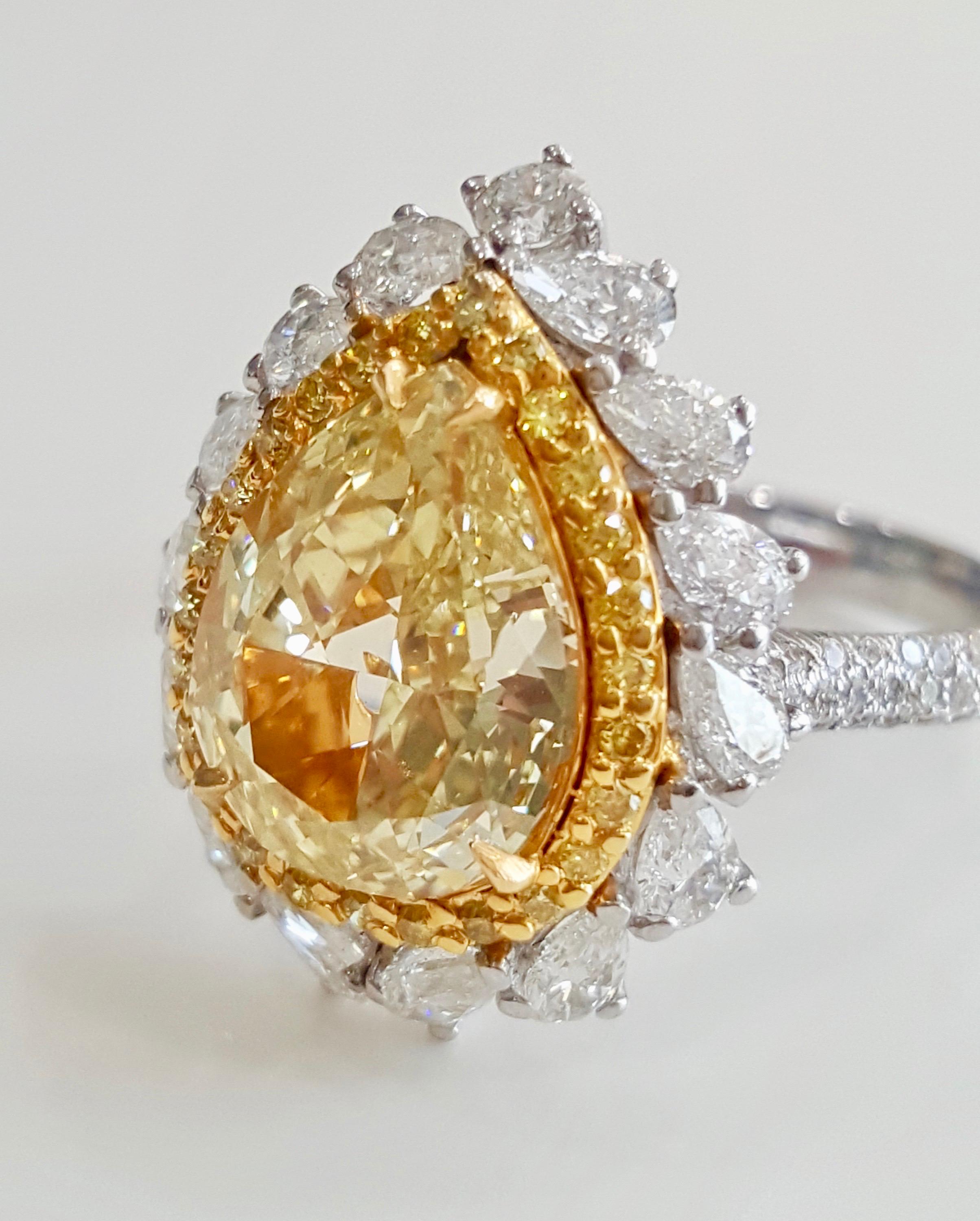 Contemporary GIA Certified 4.64 Carat Natural Fancy Yellow And White Diamond Ring In 18 K 