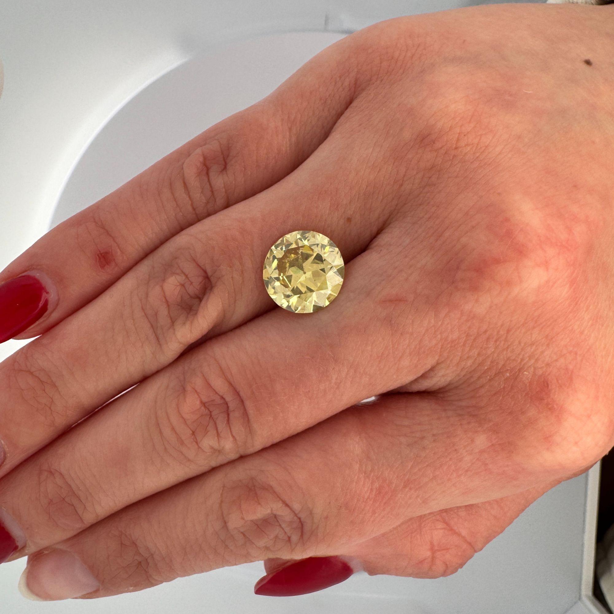 Contemporain Diamant libre certifié GIA de 4,65 carats de couleur jaune foncé SI1 Old Euro Cut en vente