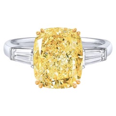 Anello in platino con baguette affusolata di diamanti gialli fantasia certificati GIA da 4 carati