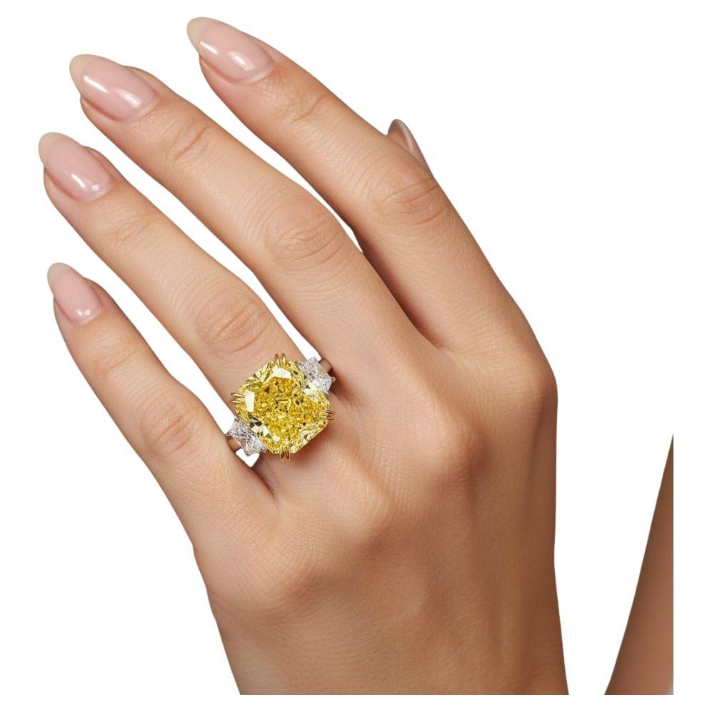 Anello con diamante giallo intenso di fantasia certificato GIA da 4,68 carati (purezza VS1)

Un sorprendente diamante Fancy Intense Yellow da 4,68 carati di origine naturale, che mostra una tonalità dorata vivida e uniformemente distribuita.