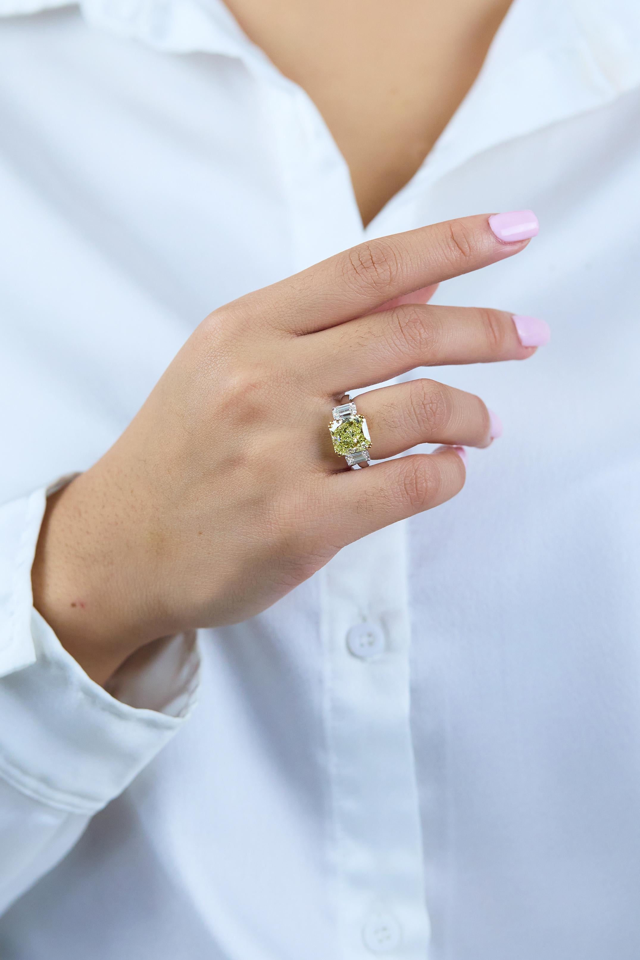 Bague de fiançailles à trois pierres avec diamant jaune taille radiant de 4,68 carats certifié GIA Neuf - En vente à New York, NY
