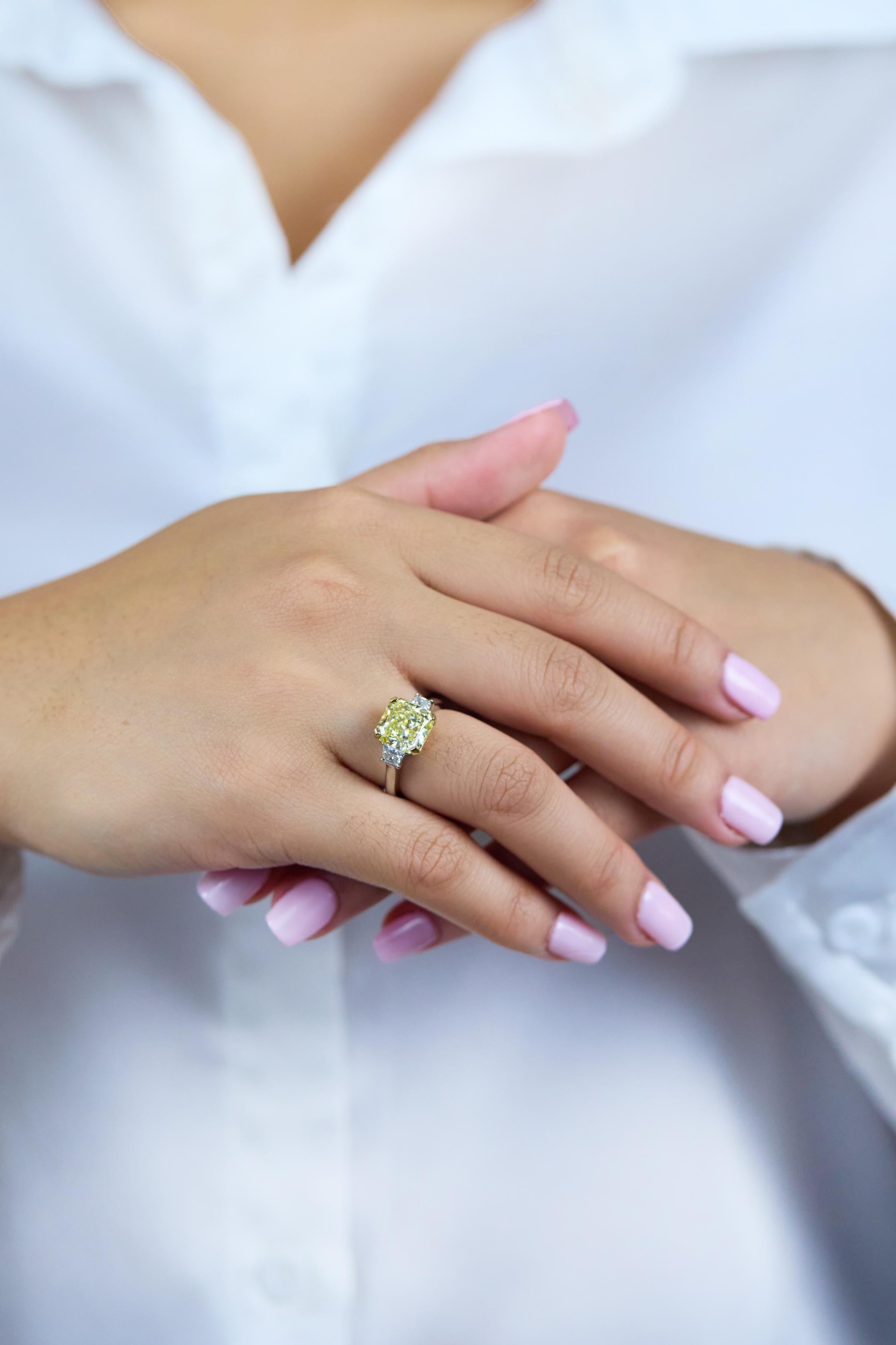 Bague de fiançailles à trois pierres avec diamant jaune taille radiant de 4,68 carats certifié GIA Pour femmes en vente