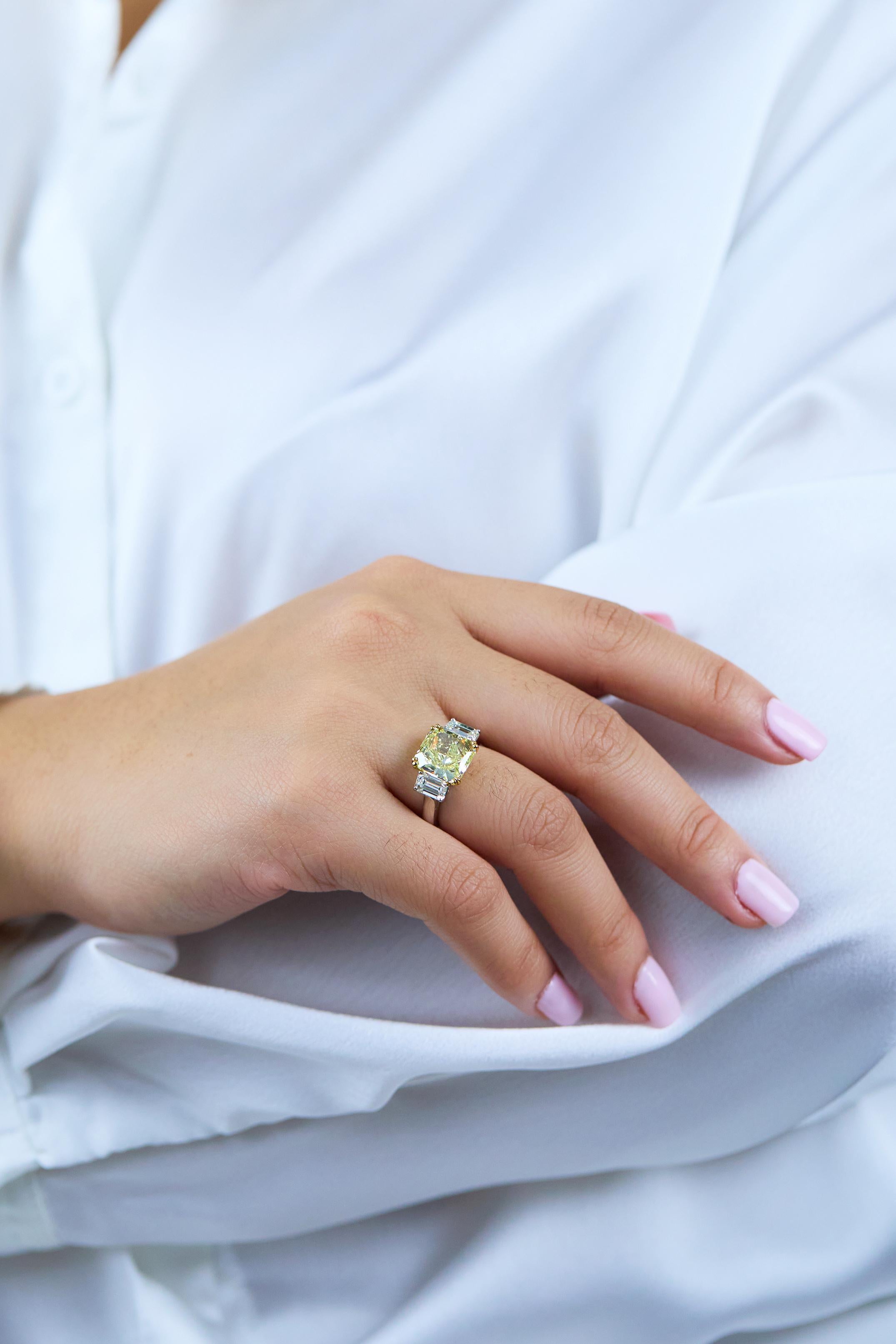 Bague de fiançailles à trois pierres avec diamant jaune taille radiant de 4,68 carats certifié GIA en vente 1