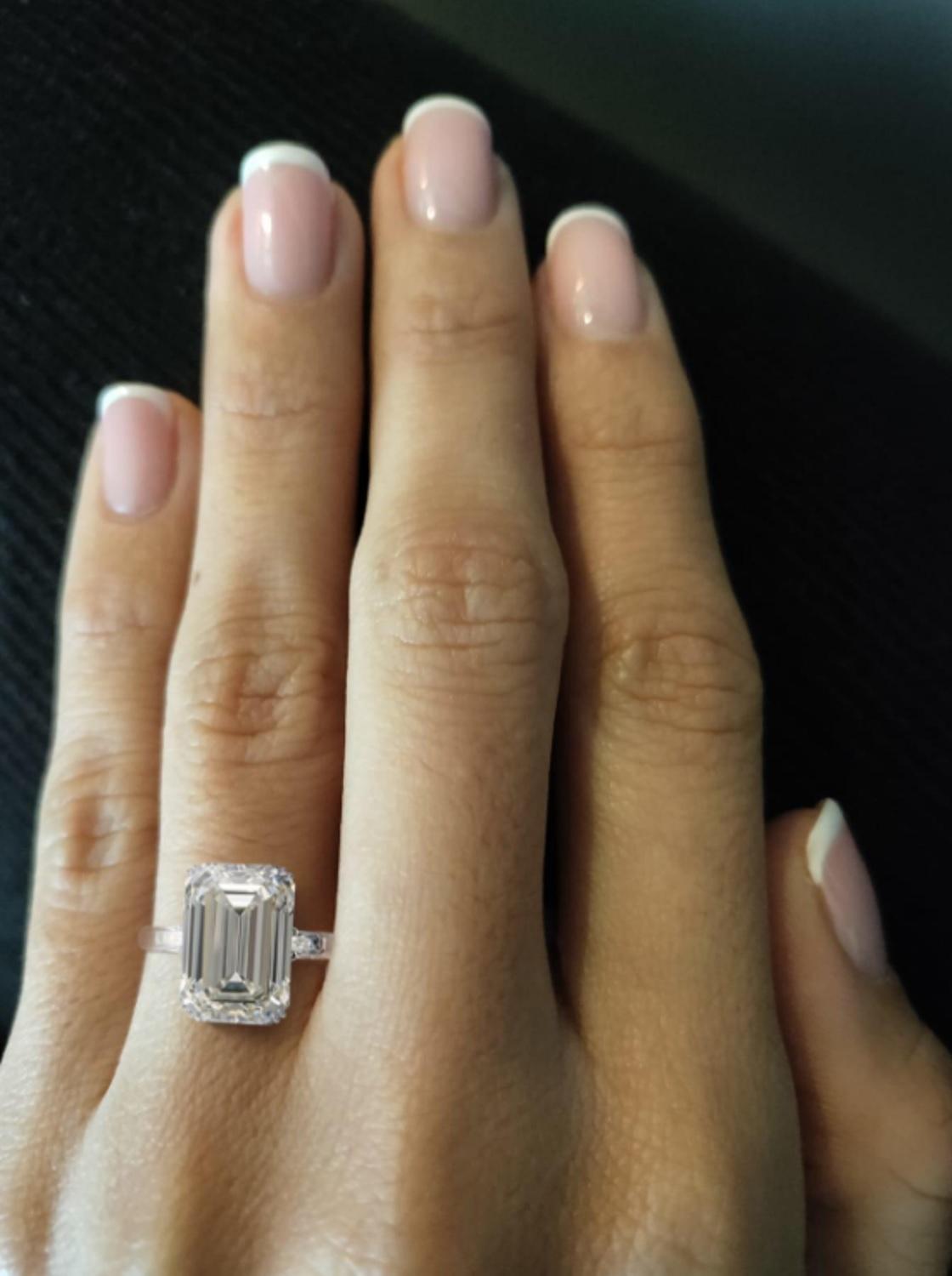 An exquisite emerald cut diamond certified by GIA.

The main stone has been certified as VS1 clarity and J color with a white face and excellent cut and polish

