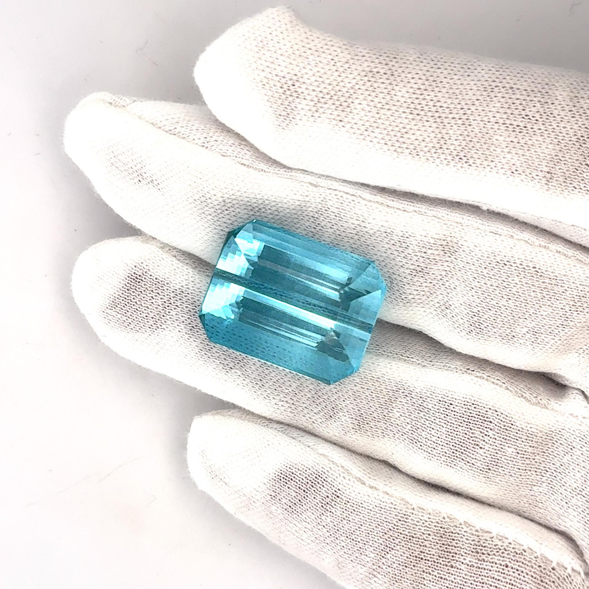 Contemporaneo GIA Certificato 47,02 Carati Taglio Smeraldo Acquamarina Sfusa in vendita