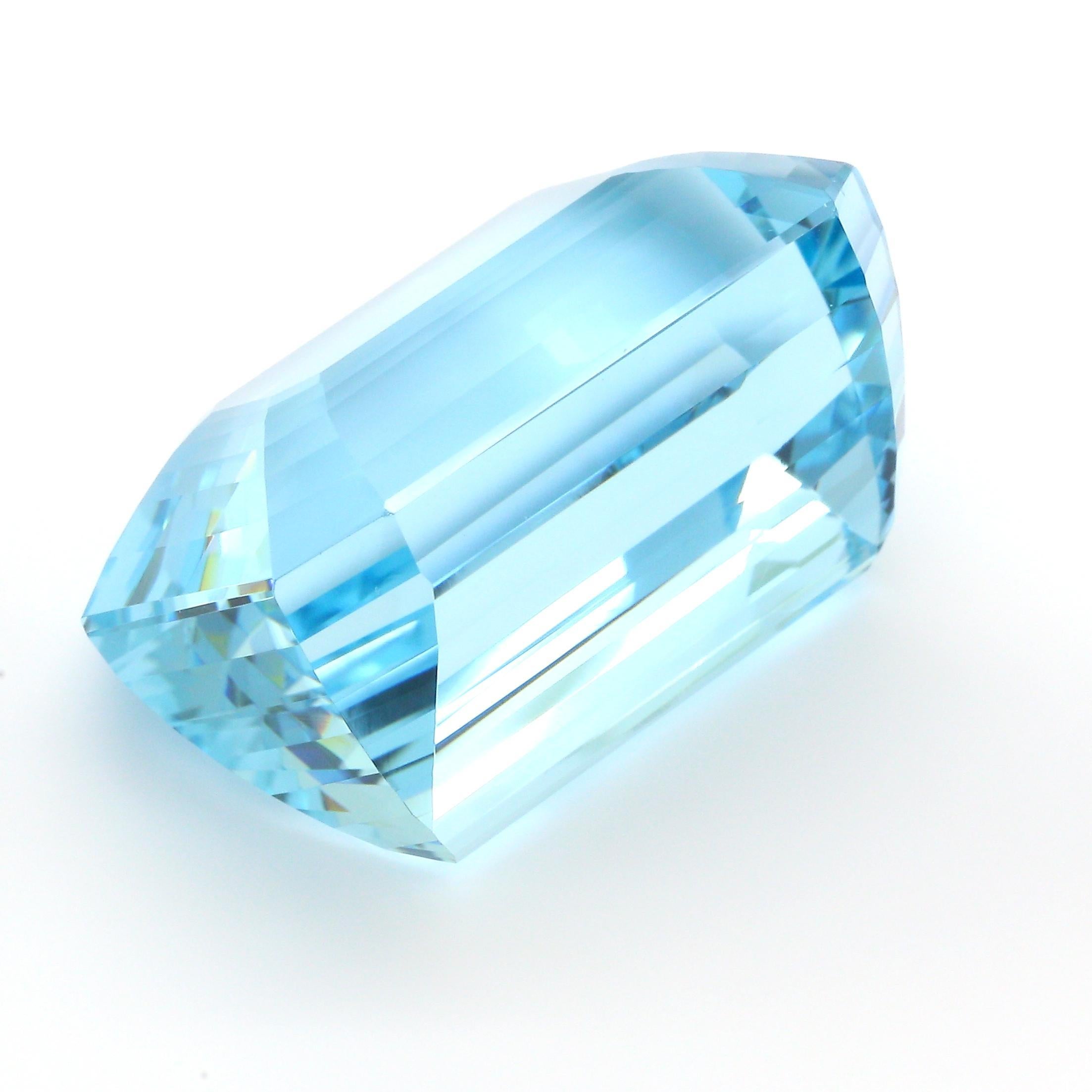 GIA Certificato 47,02 Carati Taglio Smeraldo Acquamarina Sfusa in vendita 1