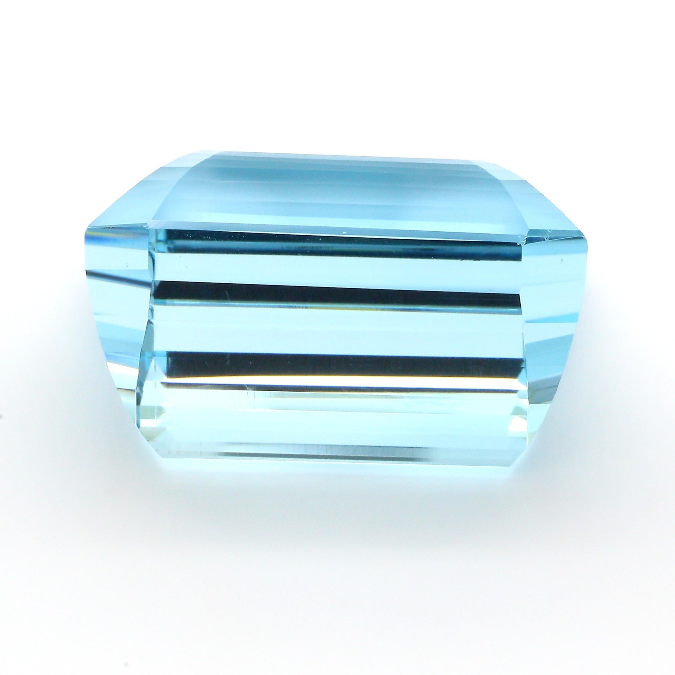 GIA Certificato 47,02 Carati Taglio Smeraldo Acquamarina Sfusa in vendita 2
