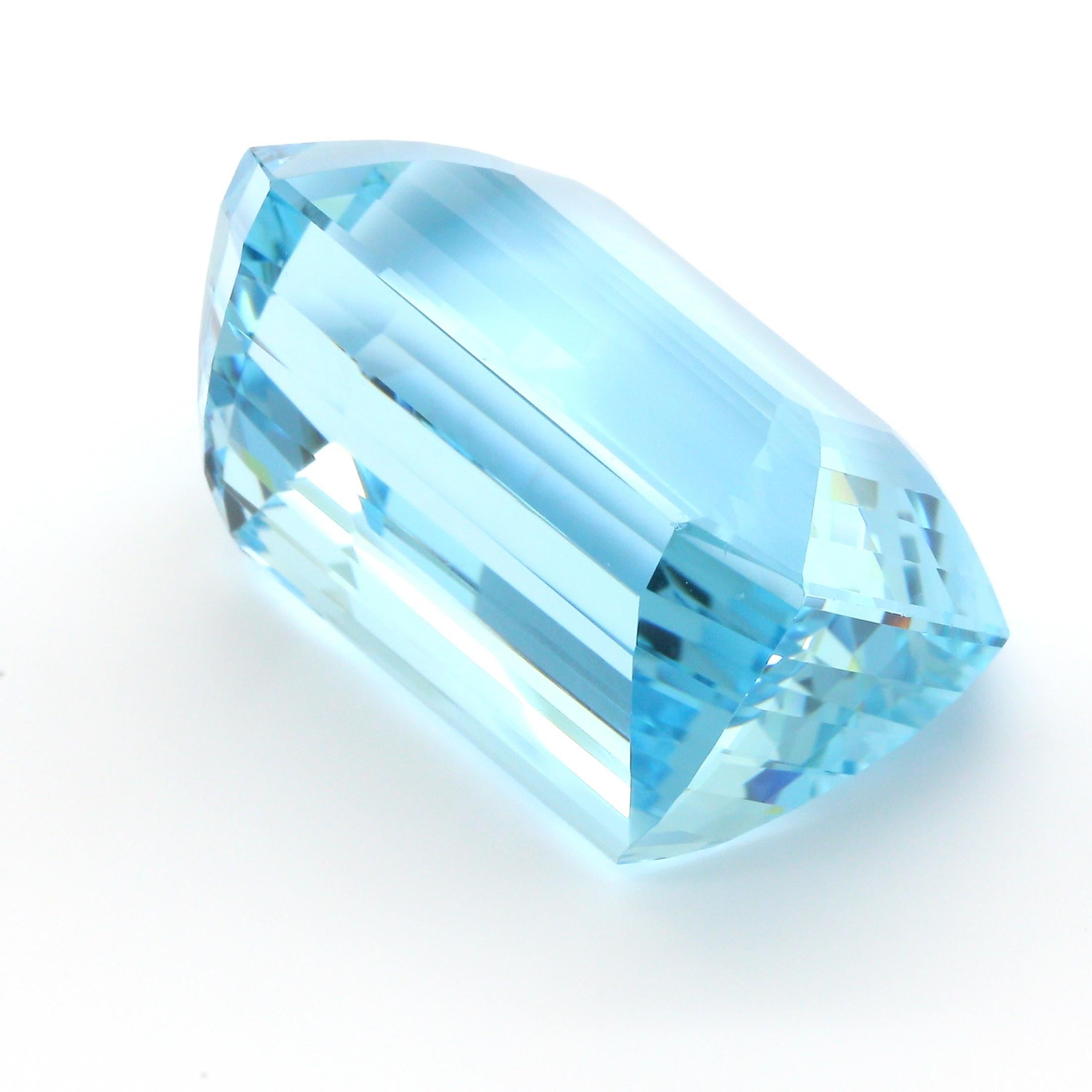 GIA Certificato 47,02 Carati Taglio Smeraldo Acquamarina Sfusa in vendita 3