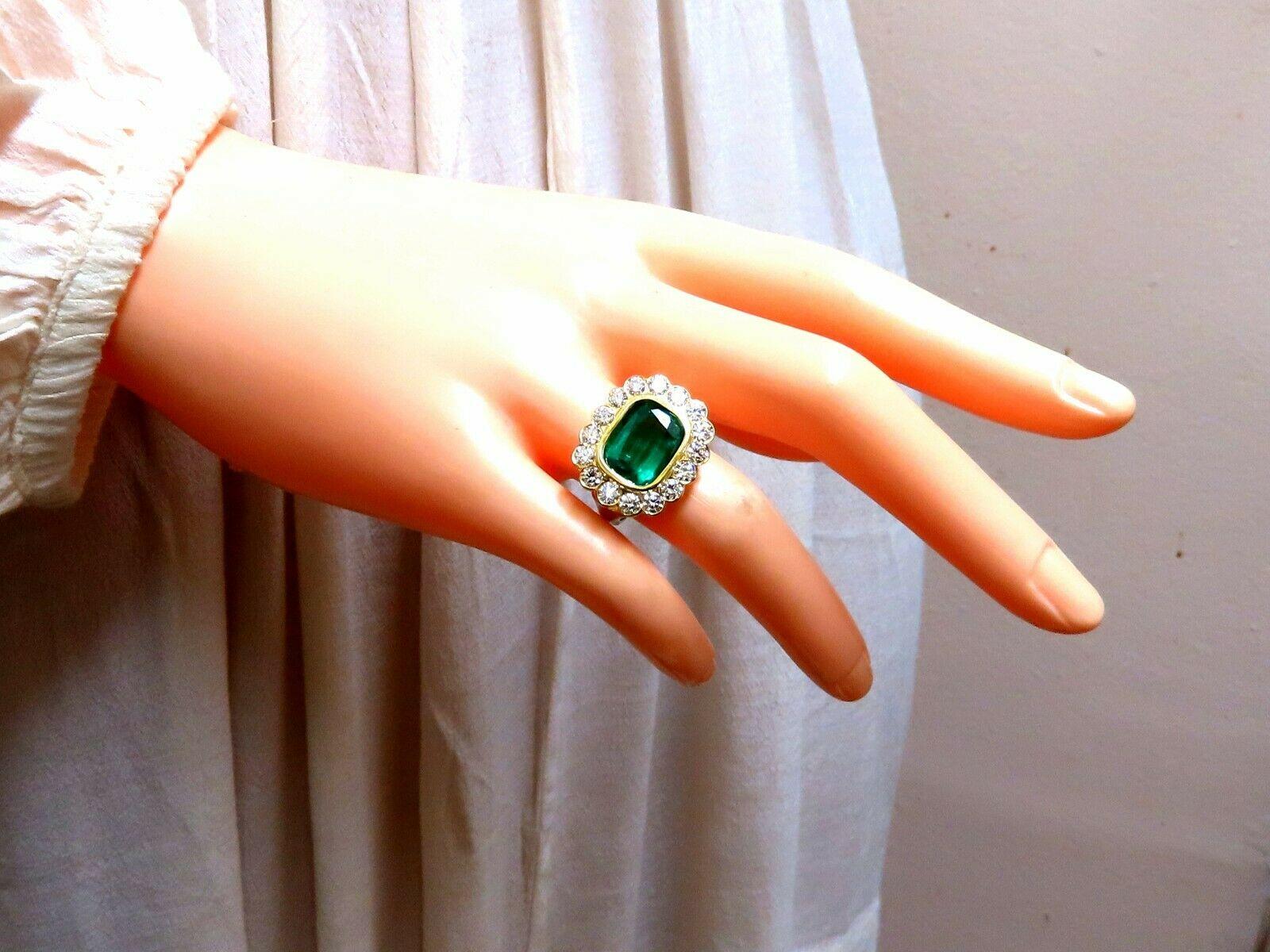 GIA zertifiziert: 4,70 Karat natürlicher Smaragd Diamanten Ring 18kt Cluster 'F2' im Zustand „Neu“ im Angebot in New York, NY