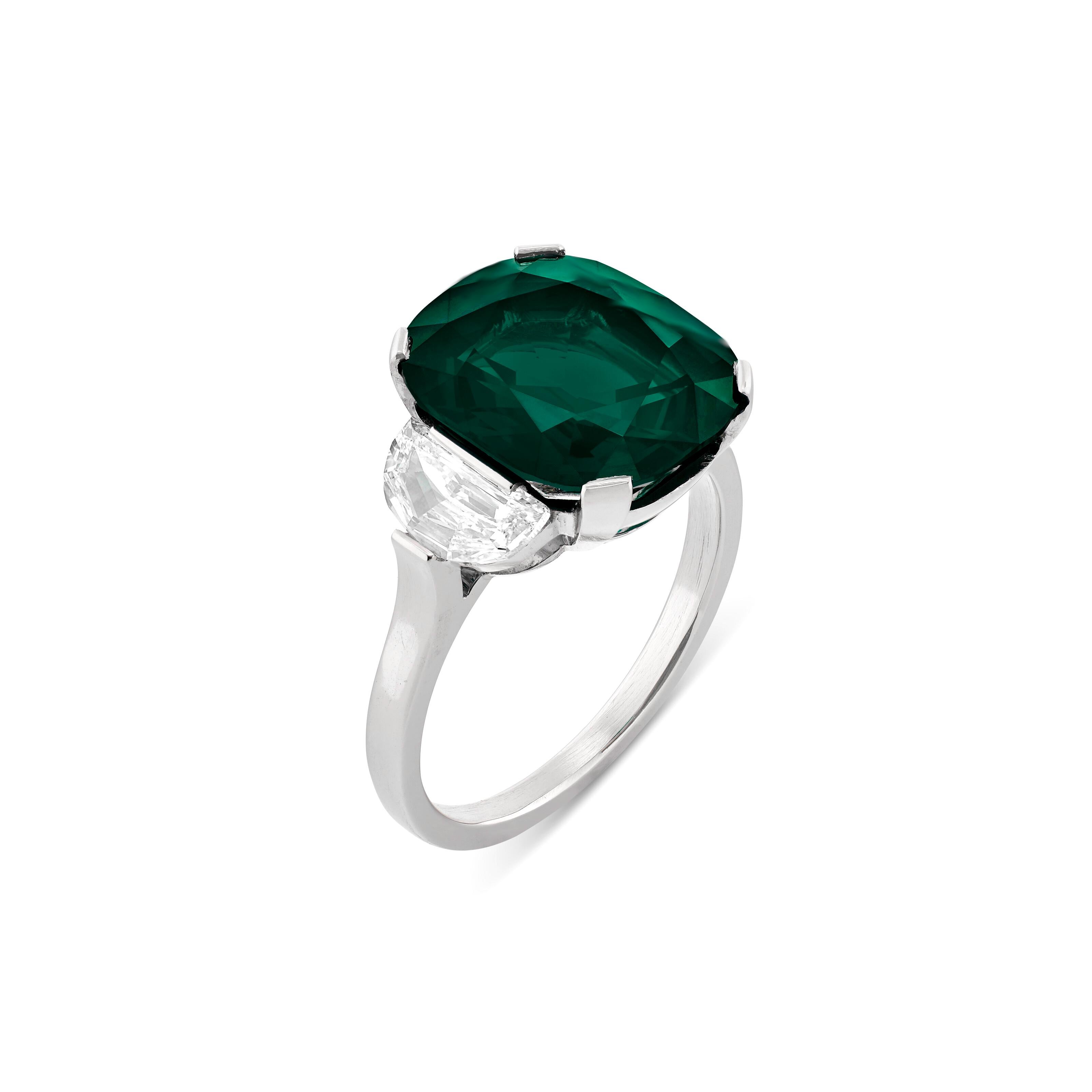 Taglio cuscino GIA Certified 4.71 Ct. Minor Oil Cushion Emerald Diamond Ring in vendita