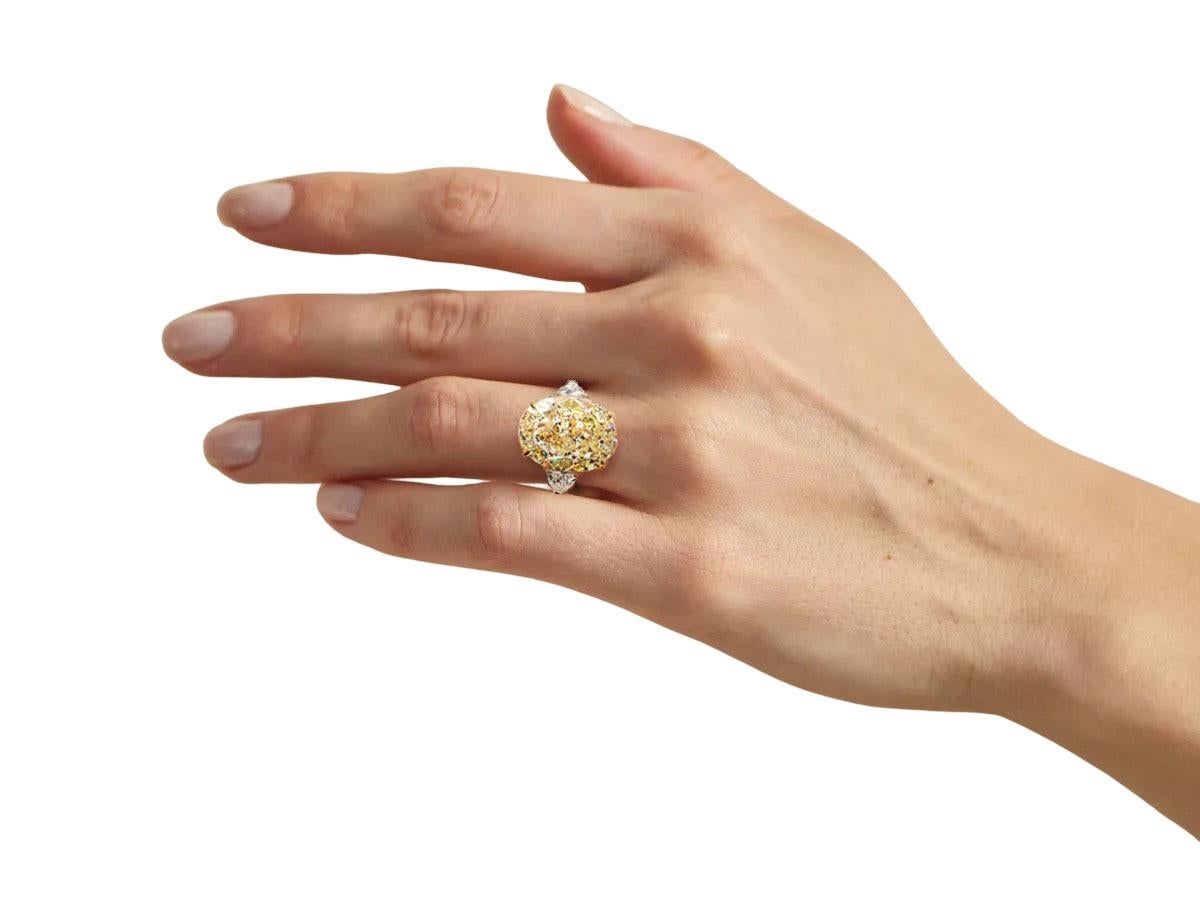 GIA Certified 4.72 Carat Fancy Light Yellow Diamond Ring In New Condition For Sale In Rome, IT