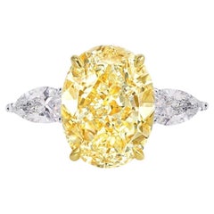 Anillo de diamante amarillo claro fantasía de 4.72 quilates certificado por GIA