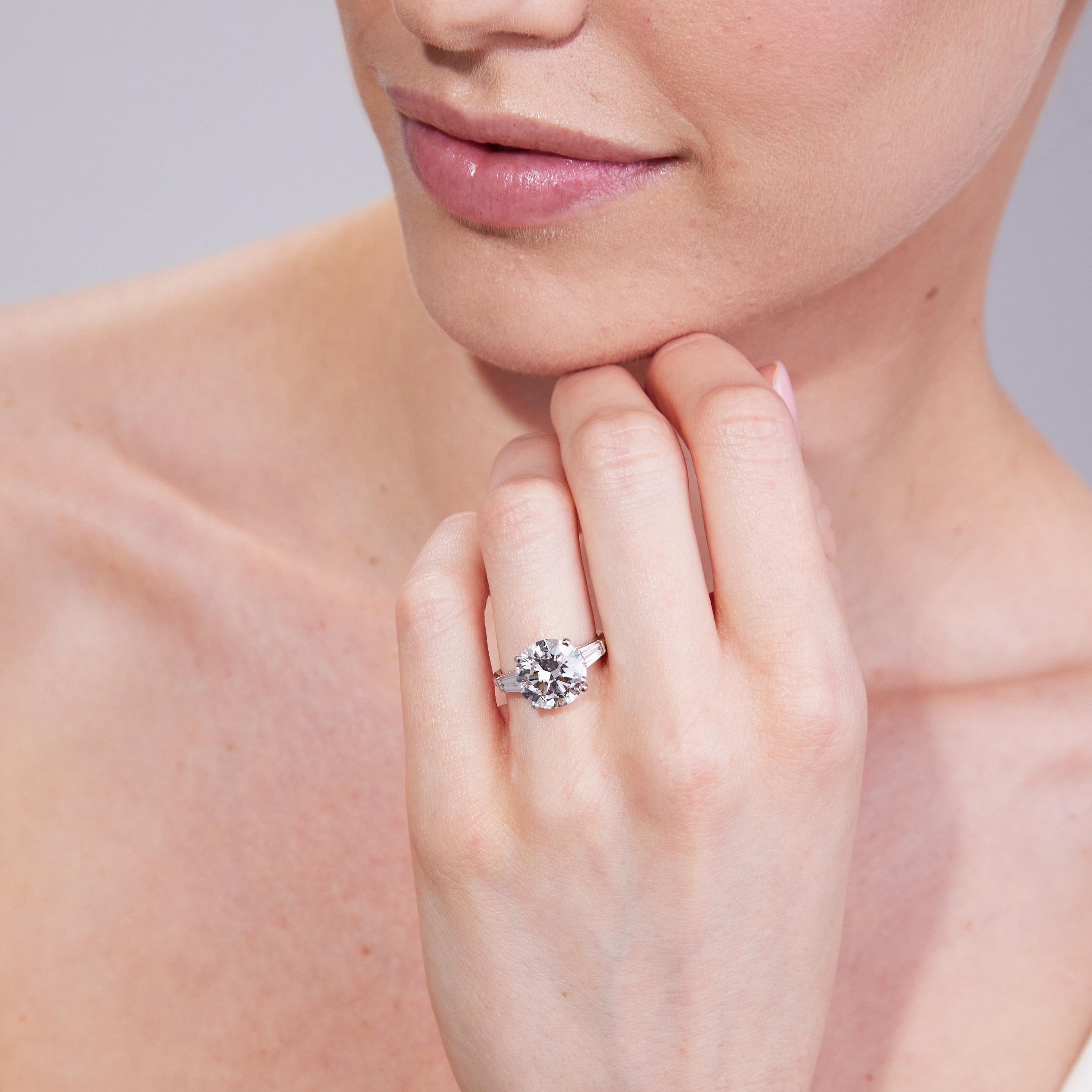 Anillo de compromiso de tres piedras con diamante redondo talla brillante de 4,73 quilates certificado por el GIA en Excelente estado para la venta en Dallas, TX