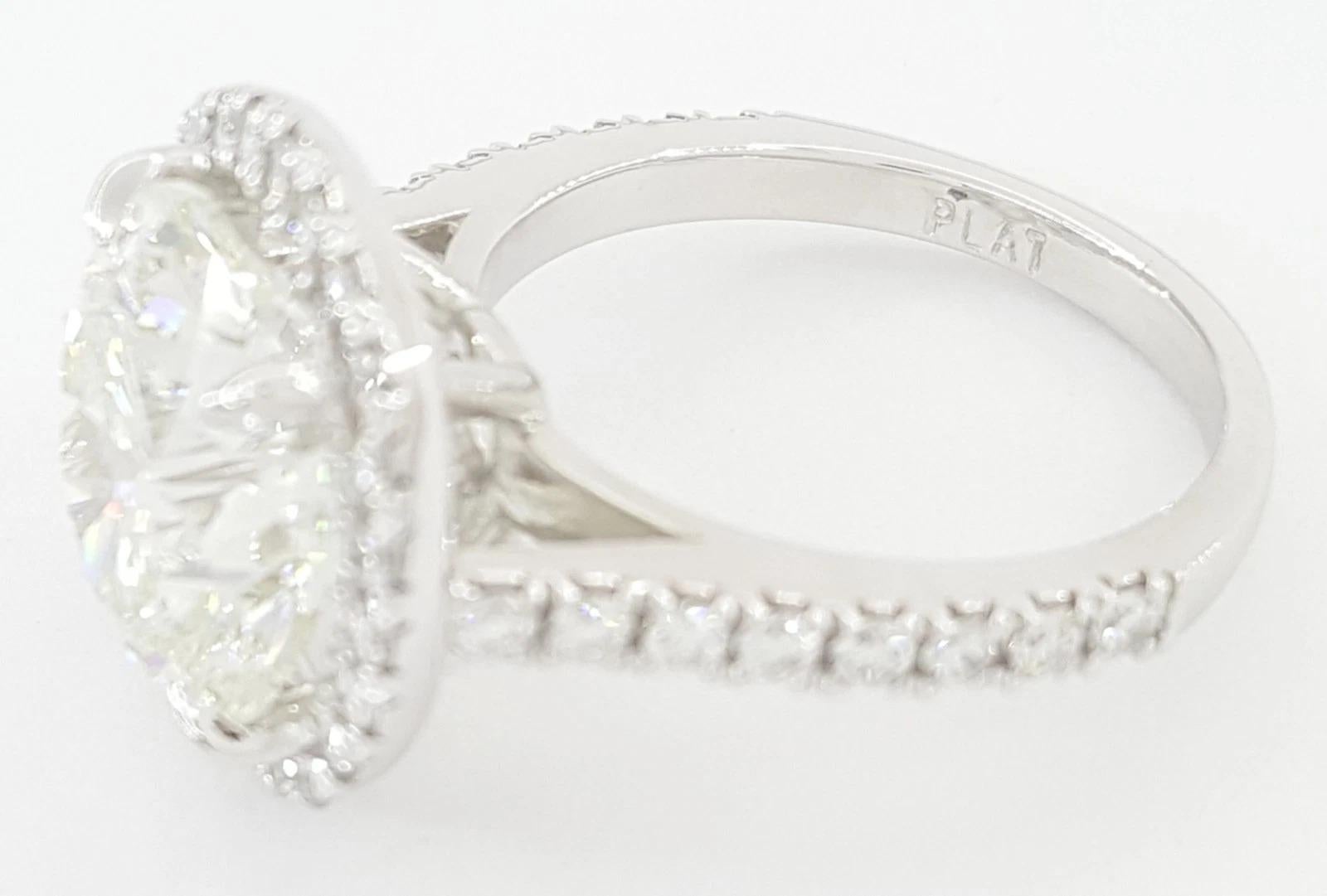 Contemporaneo Anello di fidanzamento in platino aureolato con diamante rotondo Brilliante da 4.73 carati certificato GIA in vendita