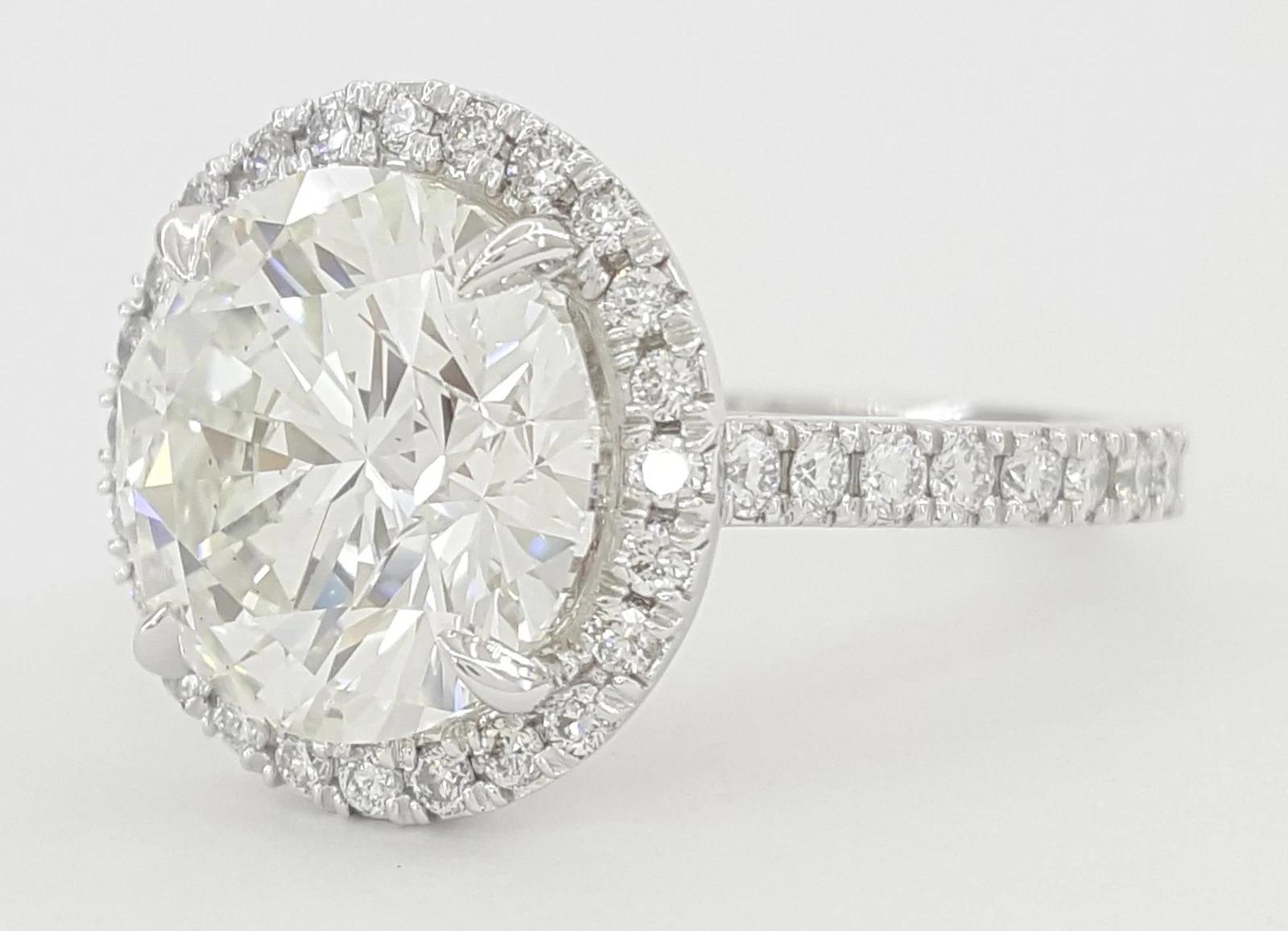 Taglio rotondo Anello di fidanzamento in platino aureolato con diamante rotondo Brilliante da 4.73 carati certificato GIA in vendita