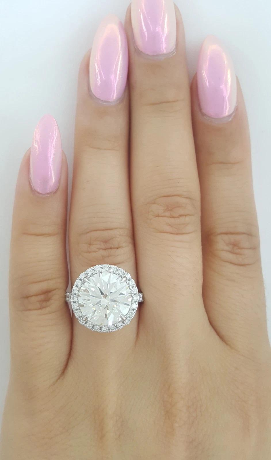 Anello di fidanzamento in platino aureolato con diamante rotondo Brilliante da 4.73 carati certificato GIA In condizioni Nuovo in vendita a Chicago, IL