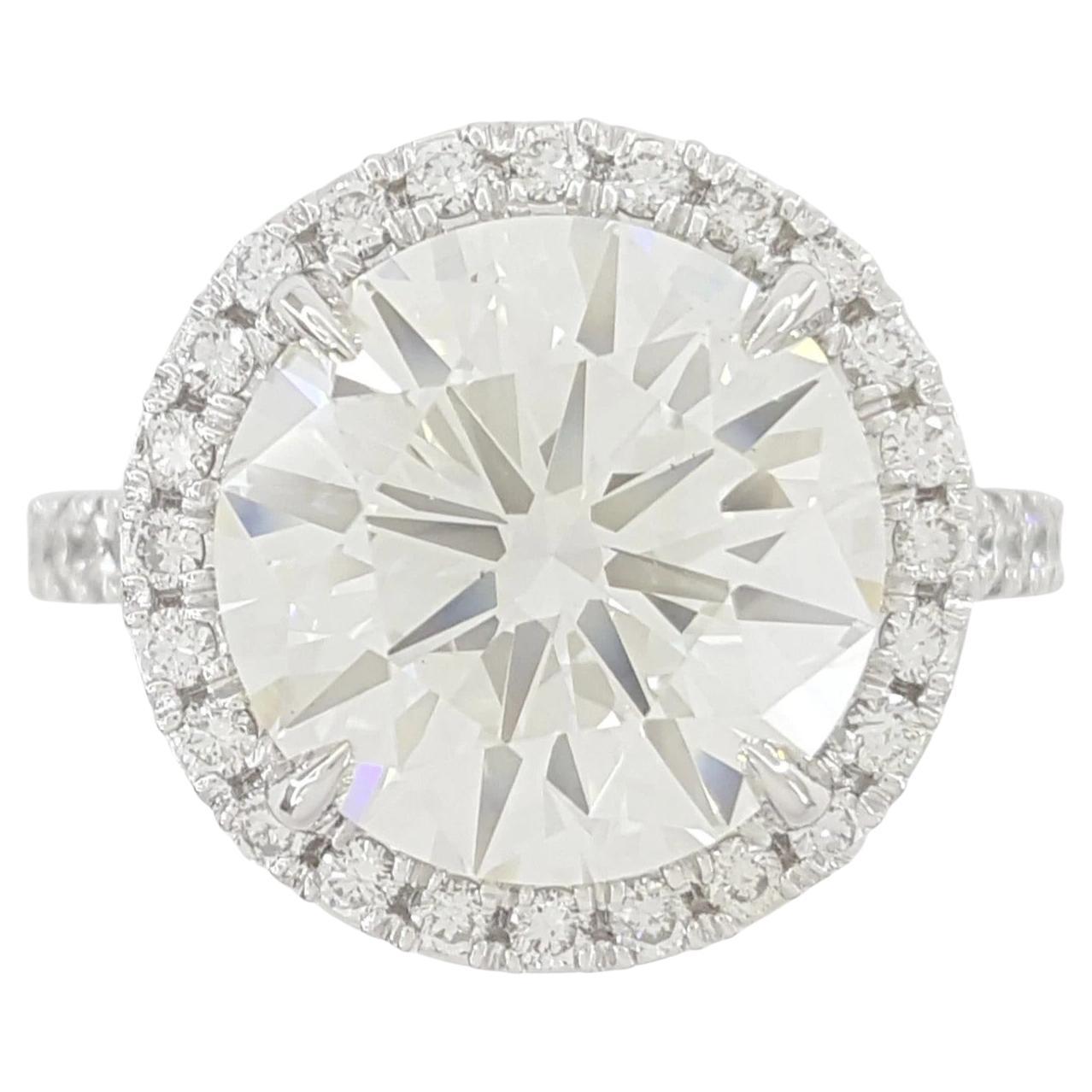Anello di fidanzamento in platino aureolato con diamante rotondo Brilliante da 4.73 carati certificato GIA