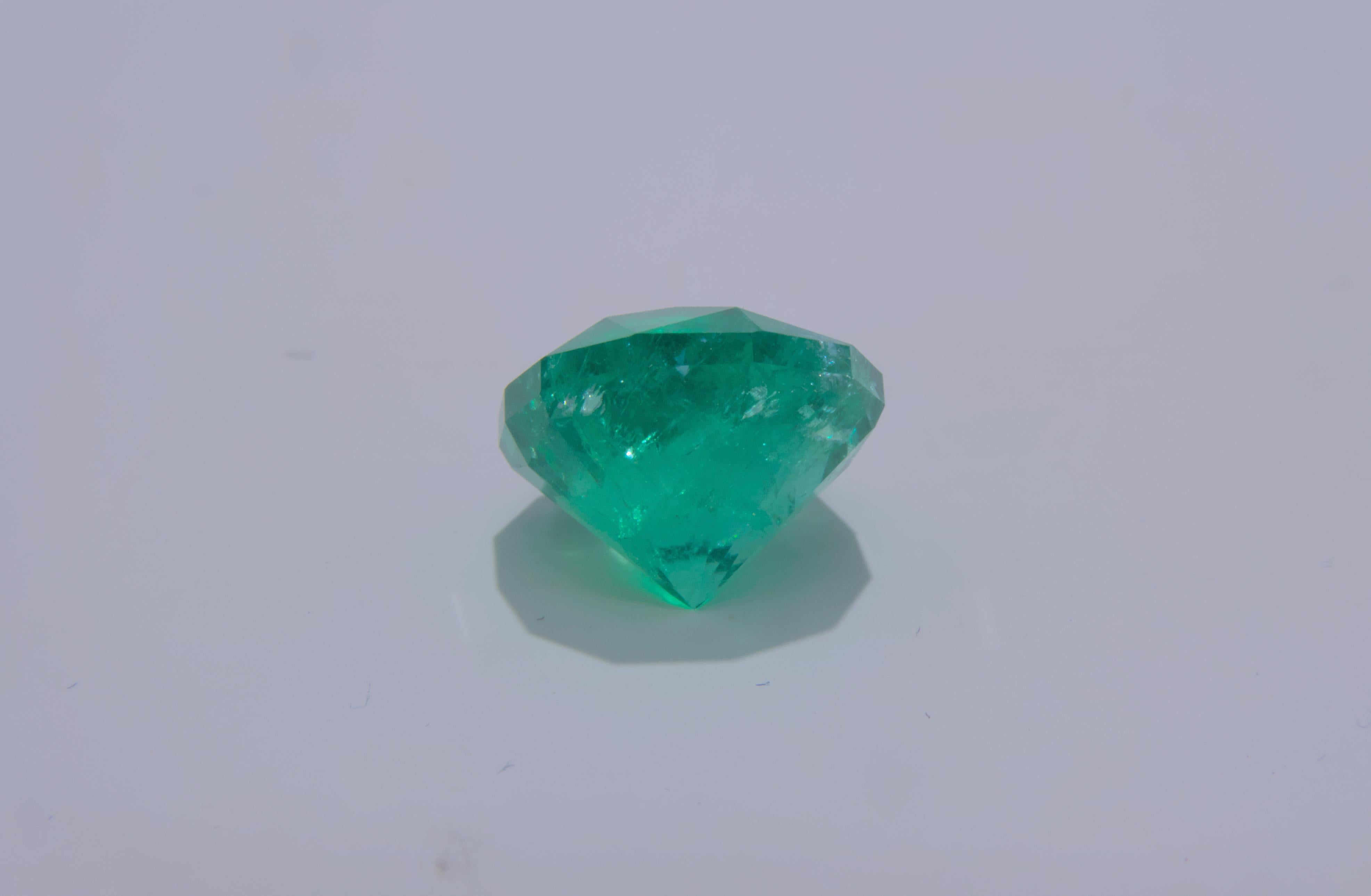 GIA-zertifizierter 4,74 Karat Modified Oval Brillant Loser Smaragd 1