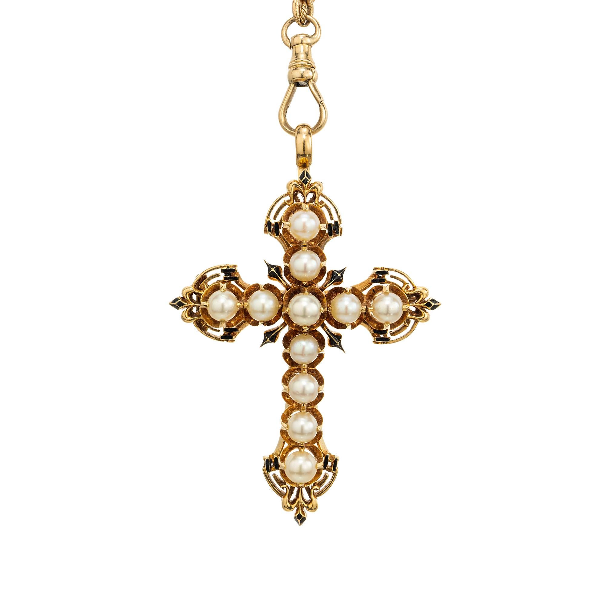 Bellissima croce antica fatta a mano del 1870, ciondolo spilla. Realizzata in oro giallo 14 carati, la croce è ornata da 11 perle naturali color crema e da bordi smaltati. È splendidamente dettagliato e completato da una catena a maglie da 20