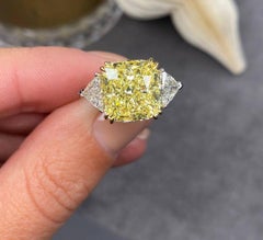 Bague certifiée GIA de 4,80 carats de diamant jaune fantaisie VVS1 avec diamant trillion