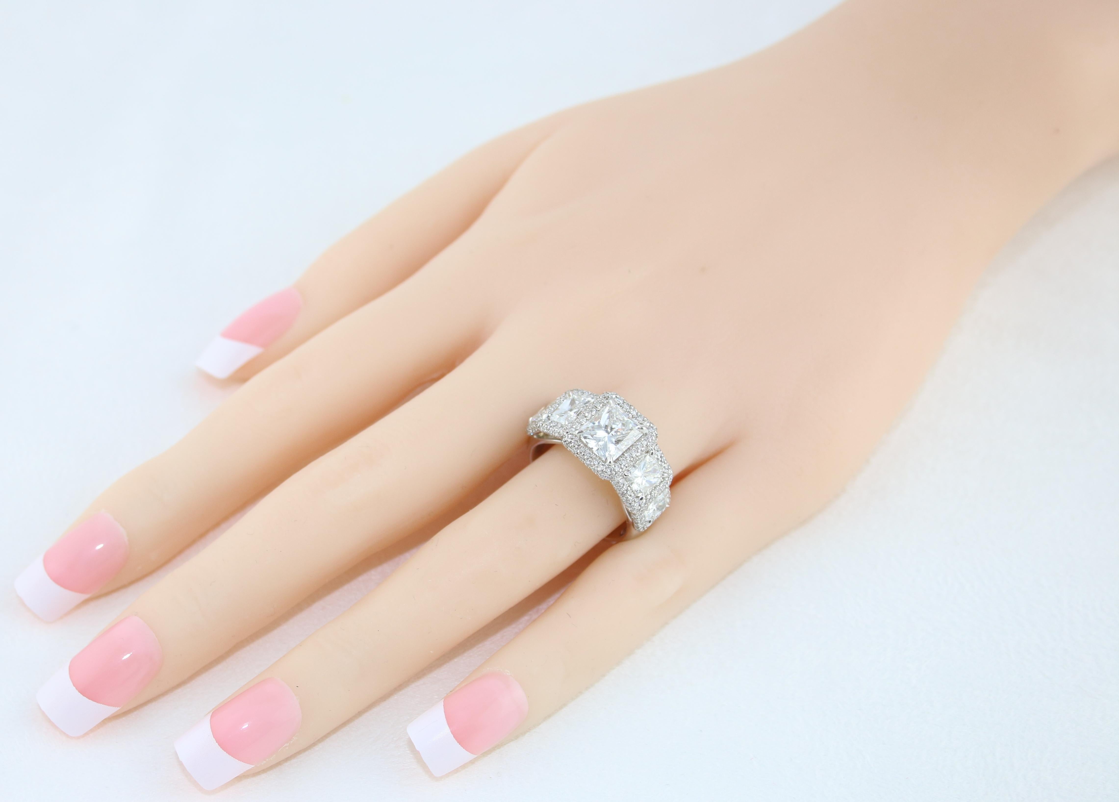 Goldring mit GIA-zertifiziertem 4,81 Karat Diamanten mit fünf Steinen im Radian-Schliff (Zeitgenössisch) im Angebot