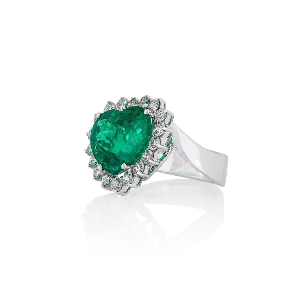 Exquisiter 4.85-Karat Smaragd- und Diamantring aus Kolumbien

Dieser atemberaubende Ring zeigt einen spektakulären kolumbianischen Smaragd von 4,85 Karat mit lebhafter, satter grüner Farbe, der von AGL für seine Echtheit und Qualität zertifiziert