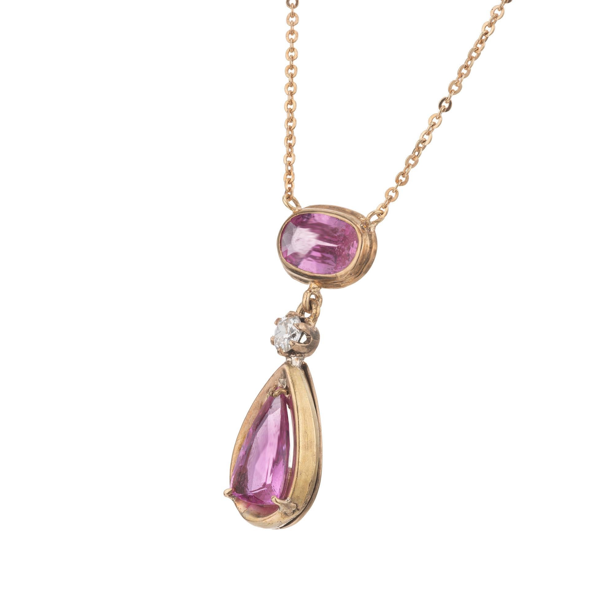 Collana con ciondolo di diamanti e zaffiri ovali e a pera di colore rosa brillante. 1920-1930 circa, con colore naturale e calore semplice. Oro rosa 14k. La catena potrebbe essere più avanti.

1 Zaffiro rosa ovale, peso totale circa 2,25cts, SI,