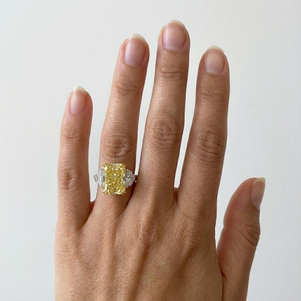 Taille radiant Bague en diamant jaune intense de 4,86 carats certifiée par le GIA en vente
