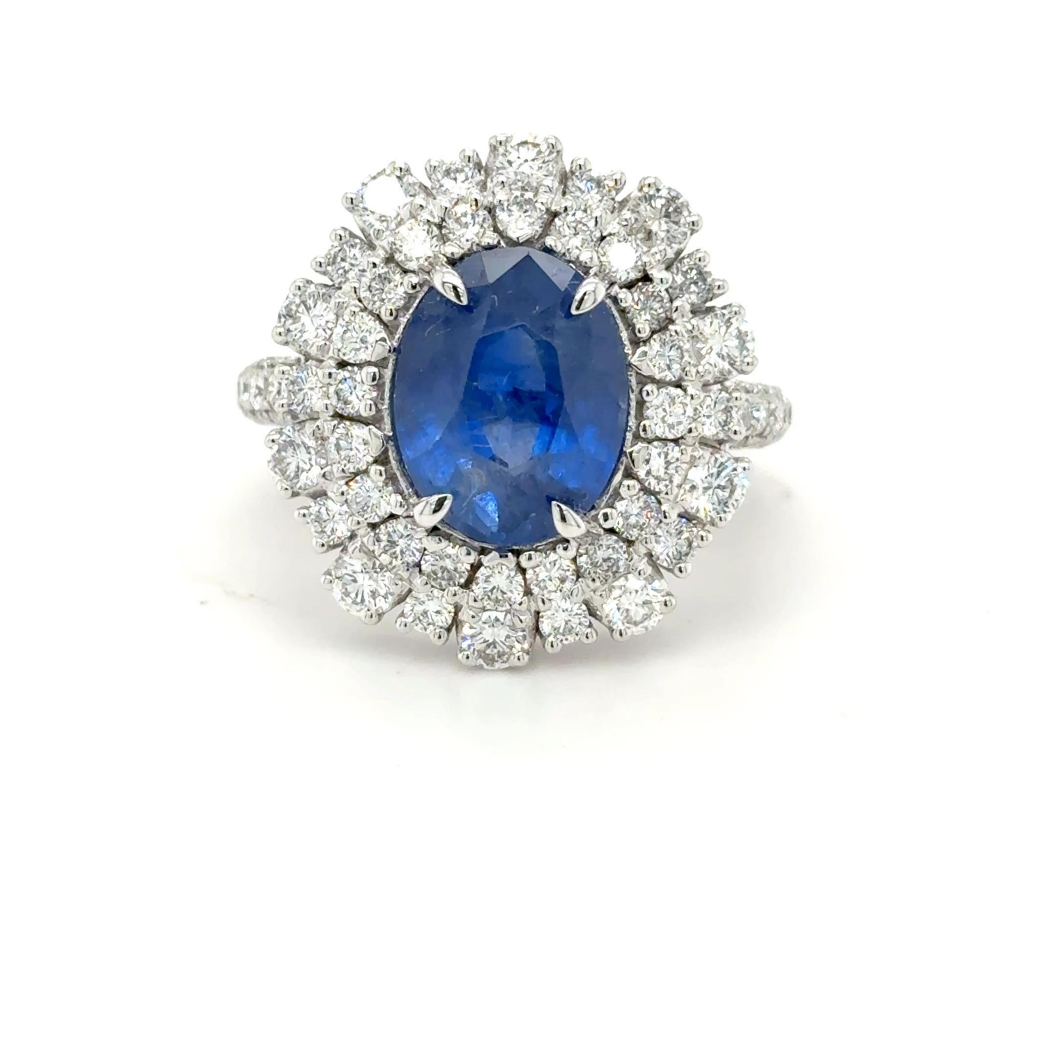 Bague certifiée GIA de 4,86 carats de saphir bleu de Ceylan et diamant
Un captivant saphir de Ceylan de 4,86 carats de taille ovale, affichant une riche teinte bleu profond, est élégamment encadré par un double halo de diamants éblouissants