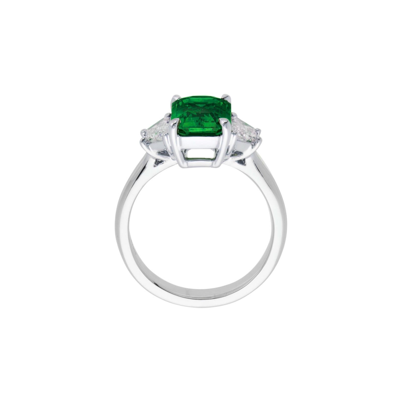 Bague en diamant certifié GIA de 4,90 carats d'émeraude verte de Colombie
diamants de taille trillion à deux côtés, sertis en platine

