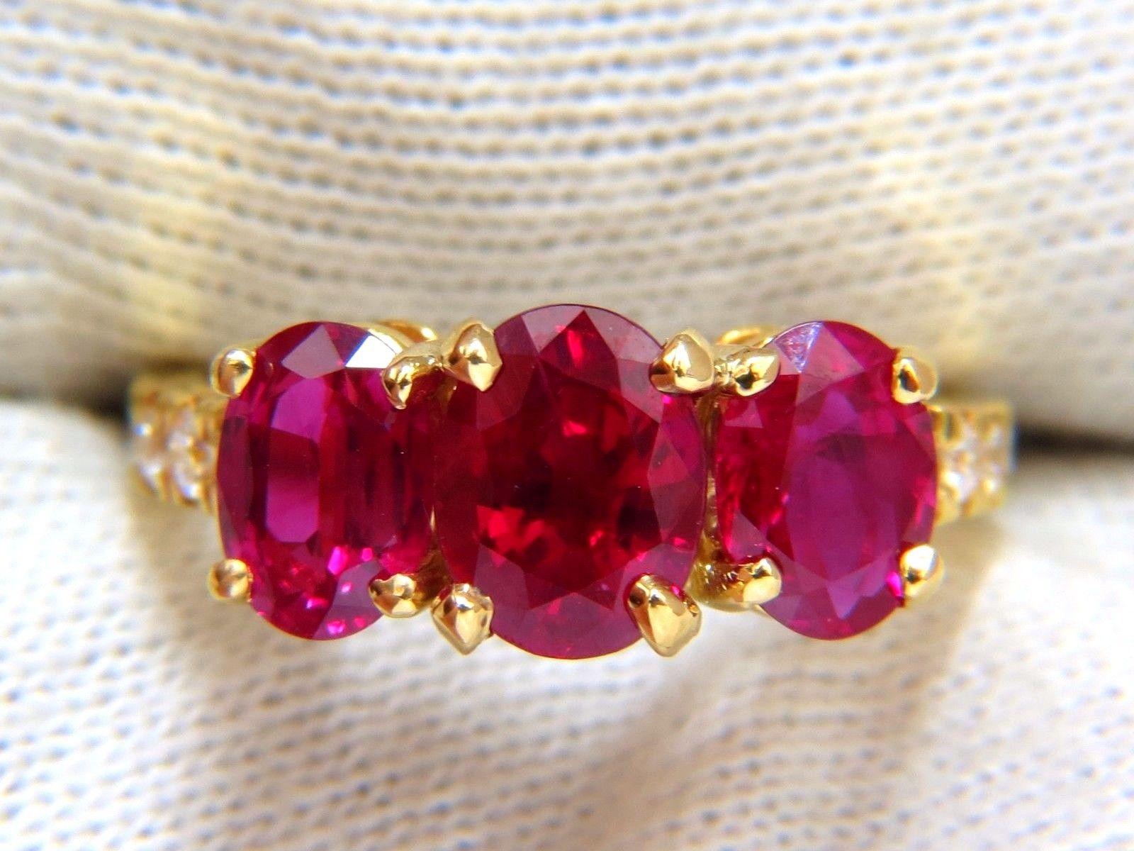 Anillo de rubíes y diamantes con certificado GIA.

Clásico de tres

Todos los rubíes son certificados y de origen.

2,11ct. Rubí rojo brillante ovalado

Informe: 2173413005

(VS) Claridad limpia y transparente.

7,97 X 6,16 X 5 mm

GIA: Calor 

Lado