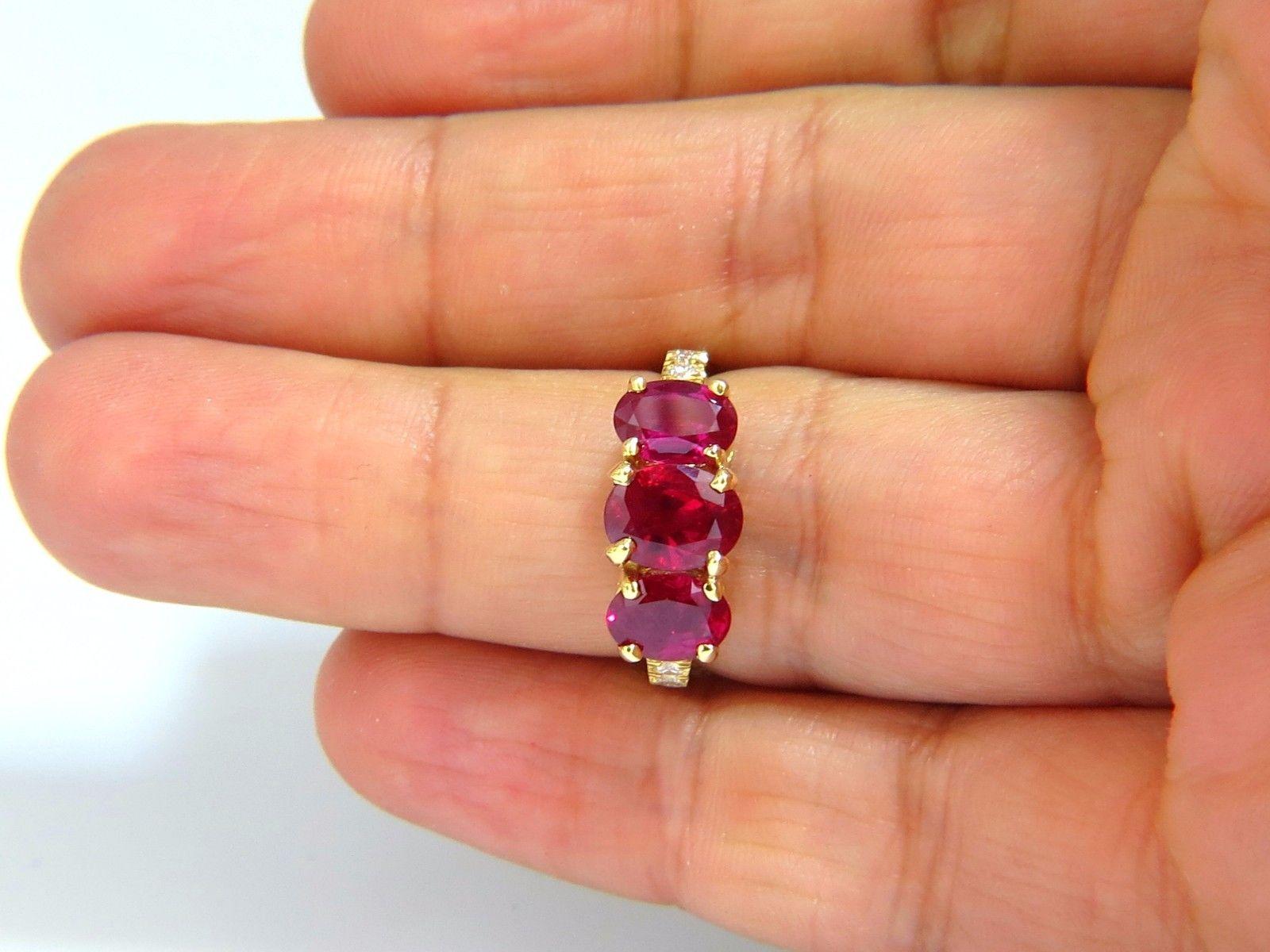 Anillo de diamantes de rubí rojo vivo natural certificado por GIA de 4,94 quilates y 18 quilates de origen en venta 2