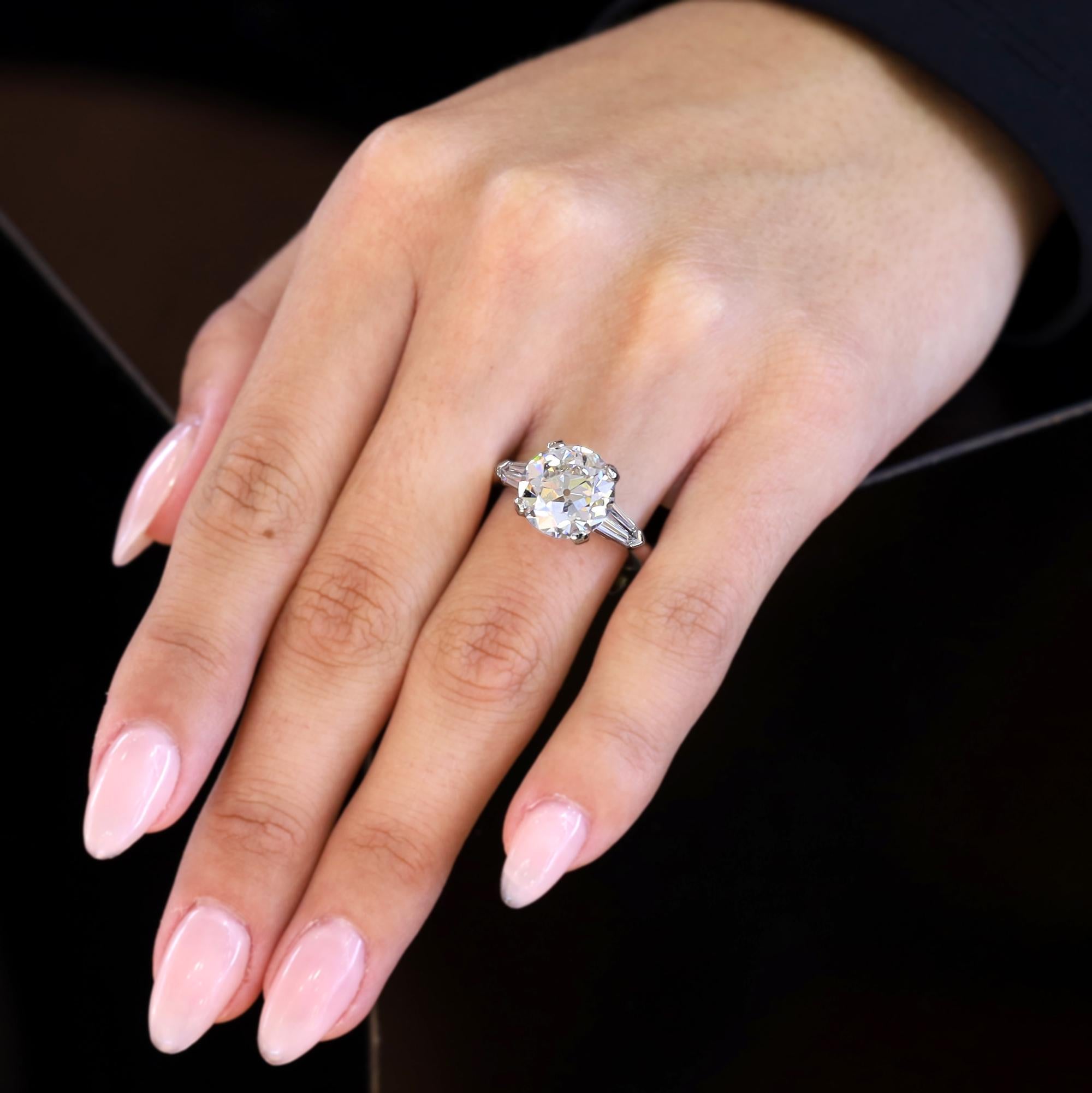 Un anello di fidanzamento con diamante antico europeo da 4,95 carati assolutamente sbalorditivo. Con un pedigree GIA che vanta un colore e una limpidezza brillanti, questo autentico pezzo d'antiquariato risale all'epoca dell'Art Deco, intorno agli