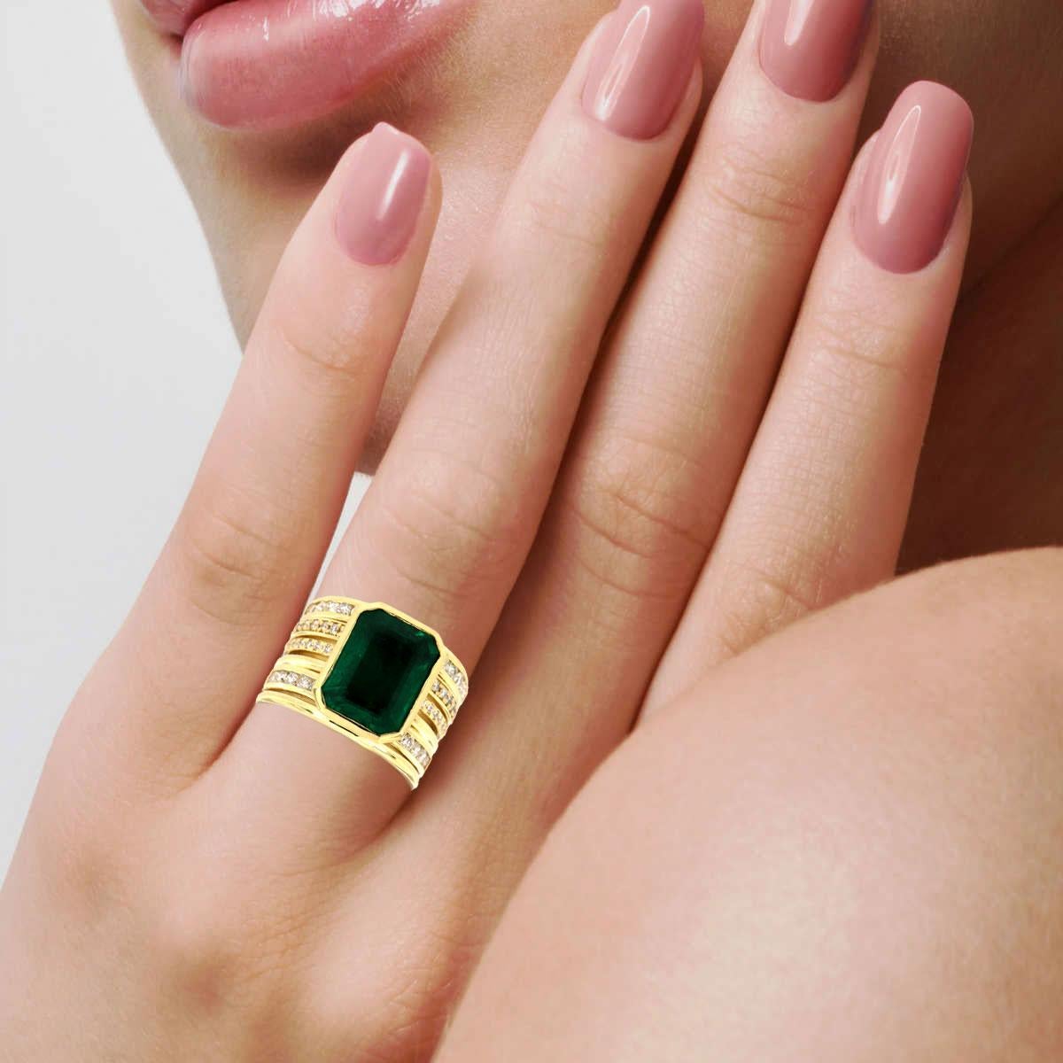 GIA-zertifizierter 4,96 Karat grüner Smaragd in der Lünette in 18K Gelbgold Diamantring im Angebot 1