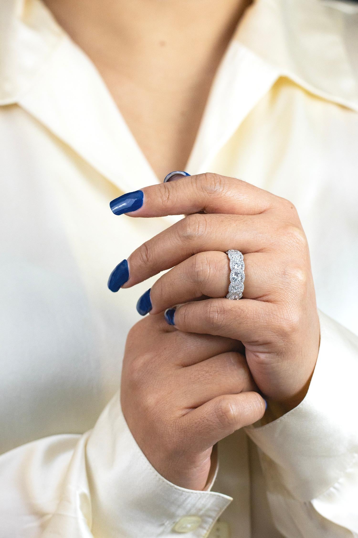 GIA-zertifizierter 4,96 Karat Diamant-Halo-Ehering mit Kissenschliff im Kissenschliff Damen im Angebot