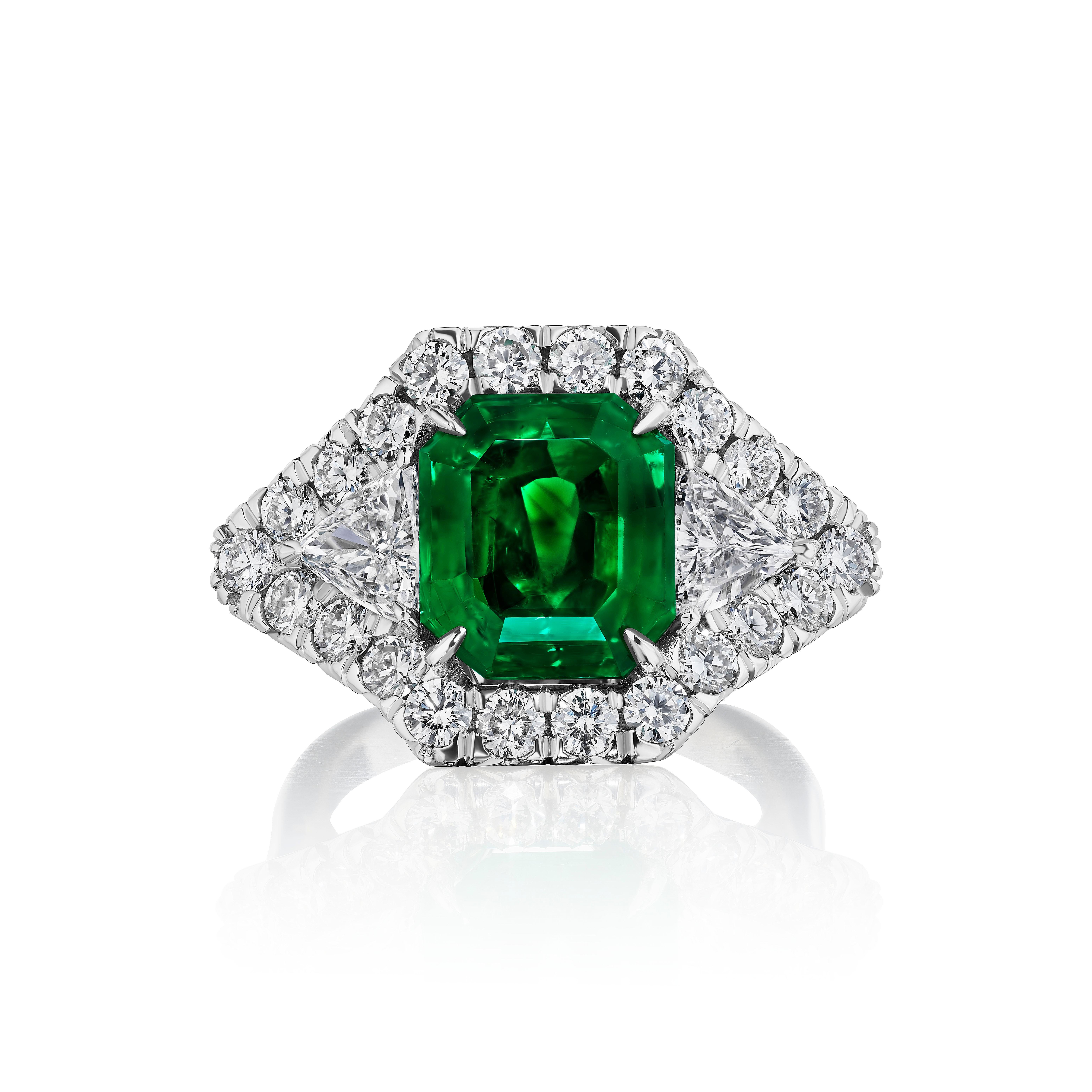 Beautiful Colombian Emerald weighing 4.99 Carats.
Flanked by Triangle Diamonds weighing 0.76 Carats.
Surrounded by 22 Round Diamonds weighing 1.25 Carats.

Emerald certified by GIA.

Set in Platinum. Size 6.