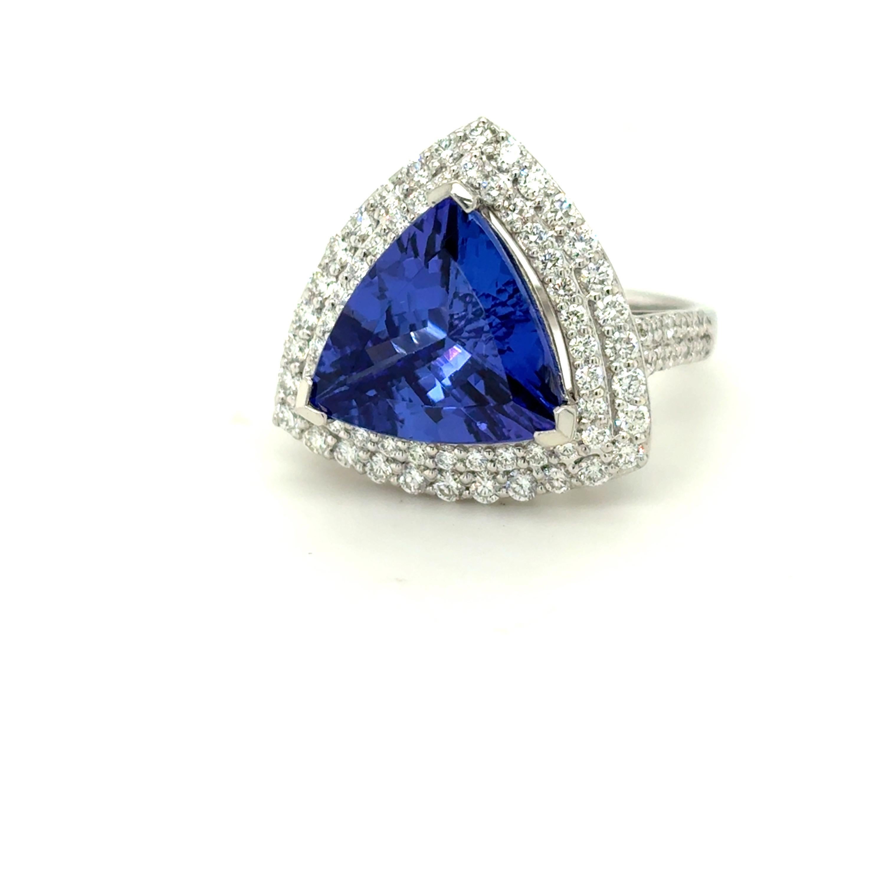 Anillo de cóctel de diamantes tanzanita talla trillón de 4,99 quilates certificado por el GIA en venta 6