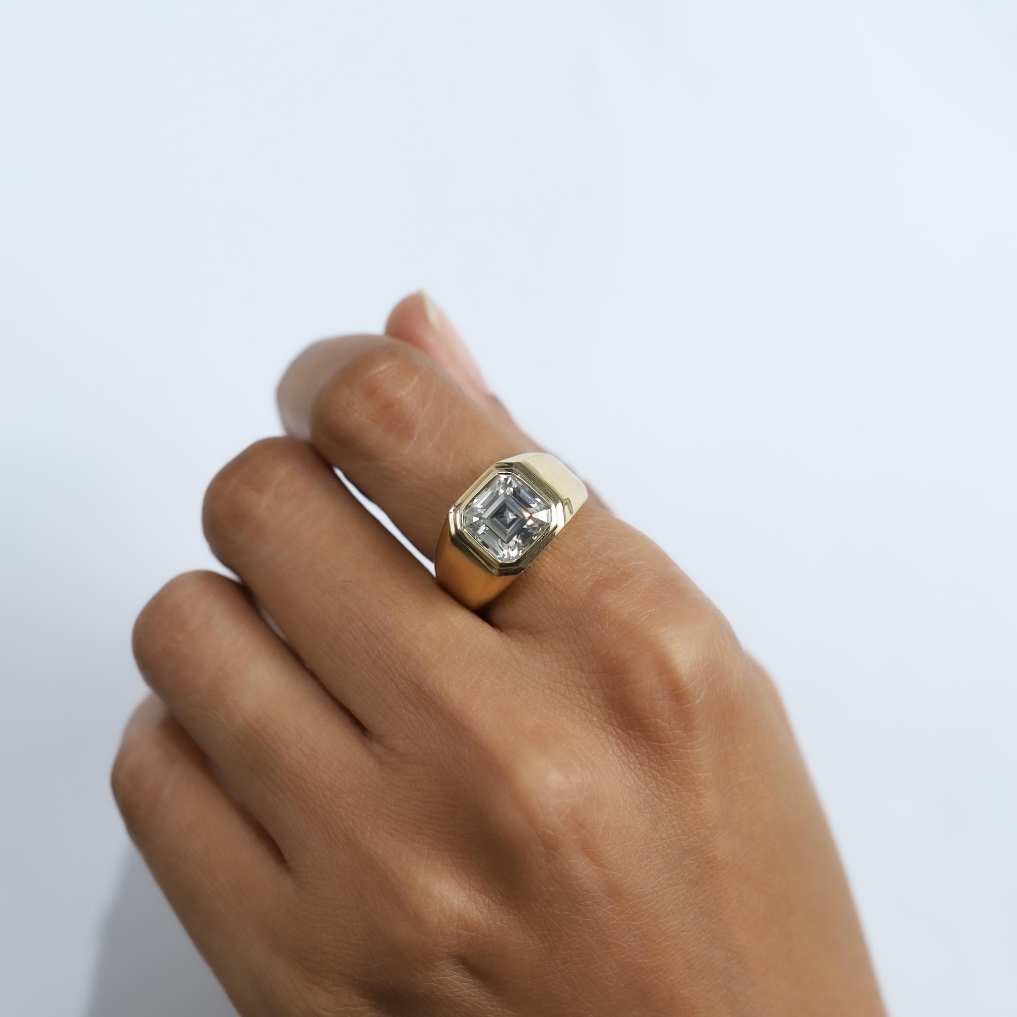 Informe GIA Certificado Diamante talla Asscher de 4 quilates H VS Anillo de sello de oro de 18k en venta 1