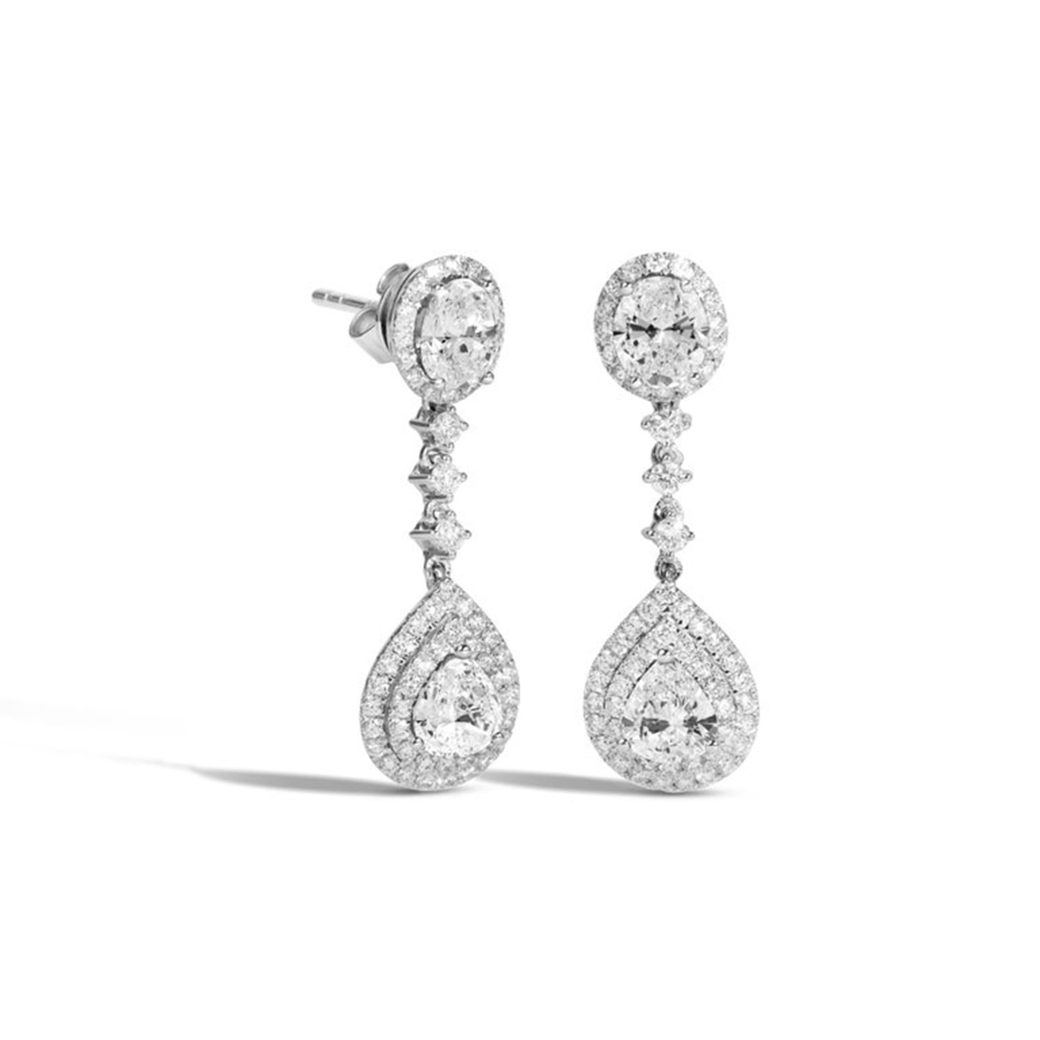 GIA-zertifizierte 4TCW-Diamant-Halo-Ohrringe mit Birnen- und Ovalschliff aus 18 Karat Weißgold im Zustand „Neu“ im Angebot in Jaipur, RJ