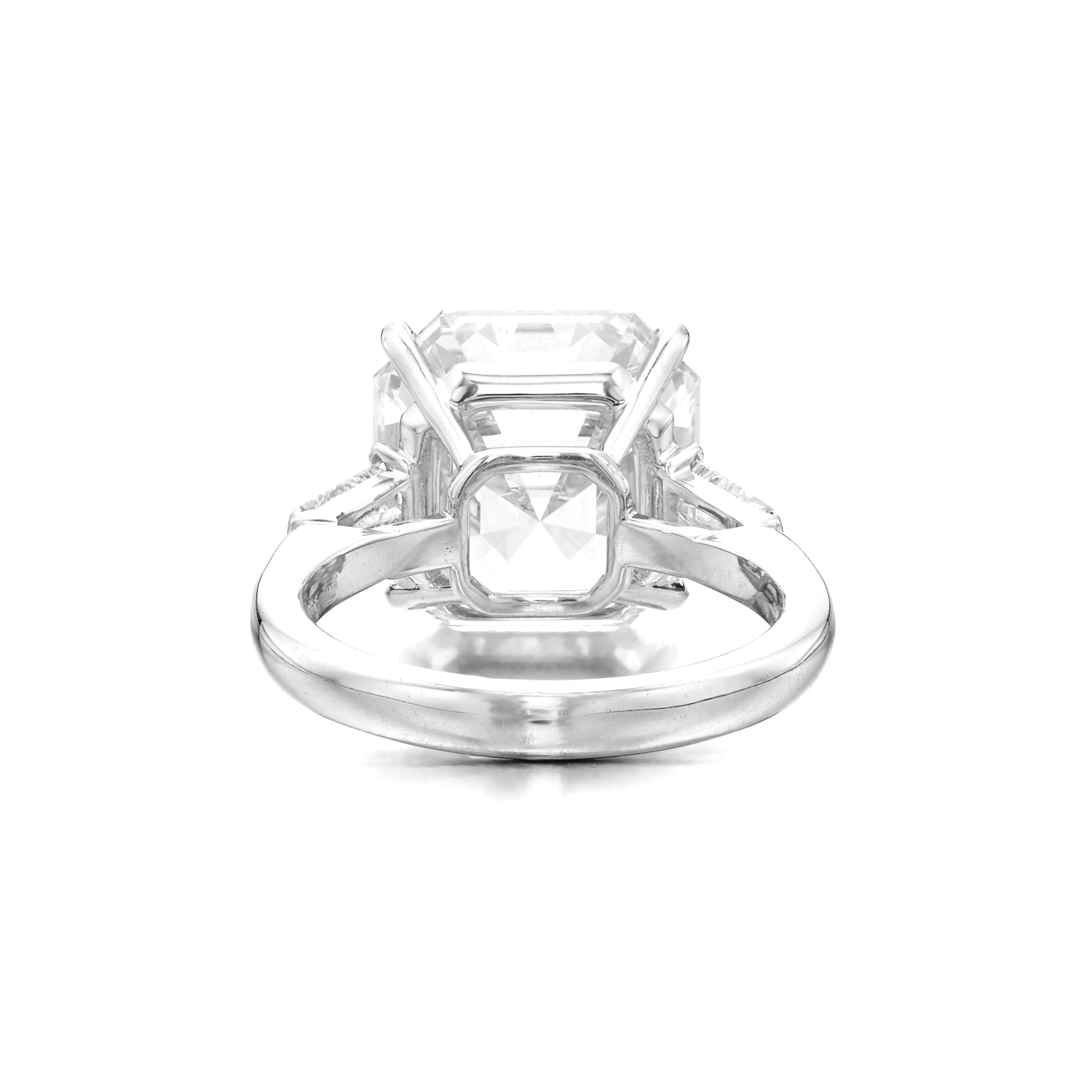 Une sophistication intemporelle sous toutes ses facettes

Découvrez l'élégance de cette bague à diamant Asscher de 5 carats, une célébration de la beauté architecturale et de l'éclat pur. De couleur F et de pureté VVS2, sans fluorescence, ce diamant