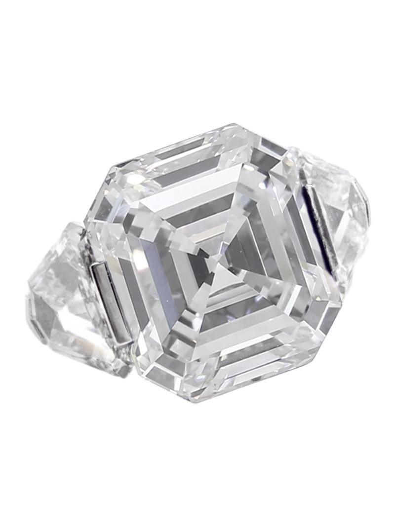 Wunderschöner Verlobungsring mit einem schönen weißen und voll hellen asscher quadratischen Smaragdschliff-Center-Diamanten in Diamanten inkrustiert in massivem Platin gesetzt.
Der zentrale Diamant ist GIA-zertifiziert.
Die Fassung besteht aus
