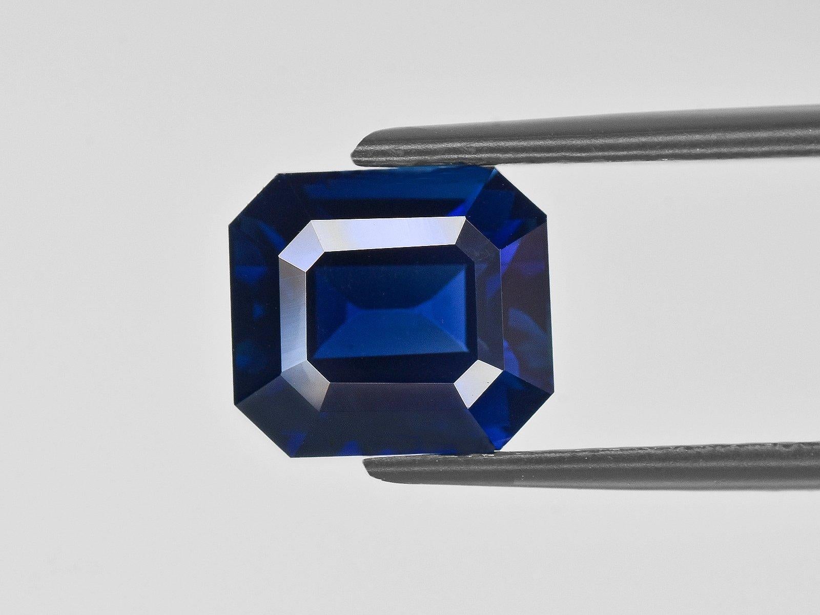 Moderne Bague avec saphir bleu de 5 carats certifié GIA et diamant taille émeraude en vente