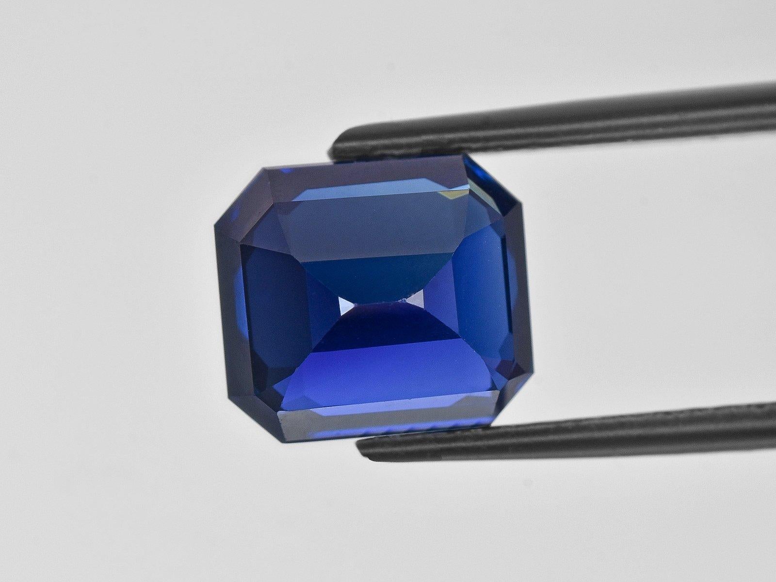 Taille émeraude Bague avec saphir bleu de 5 carats certifié GIA et diamant taille émeraude en vente
