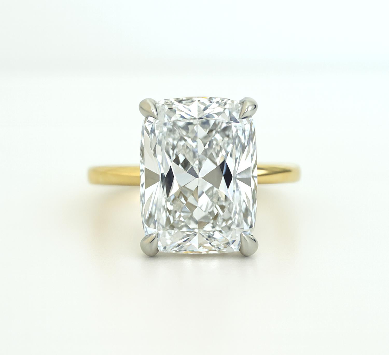 Contemporain Bague en platine et or certifiée GIA et ornée d'un diamant coussin de 5 carats à taille brillante en vente