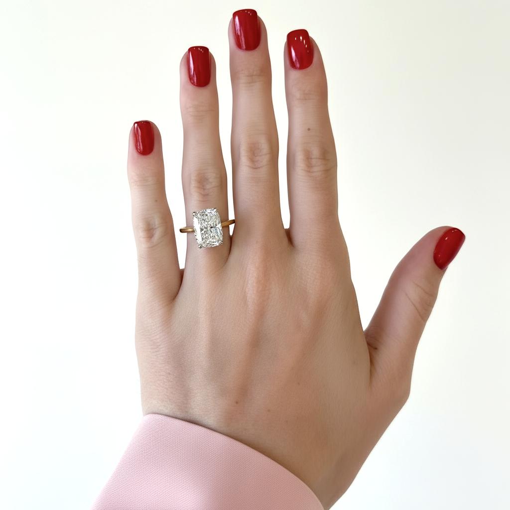 Taille coussin Bague en platine et or certifiée GIA et ornée d'un diamant coussin de 5 carats à taille brillante en vente