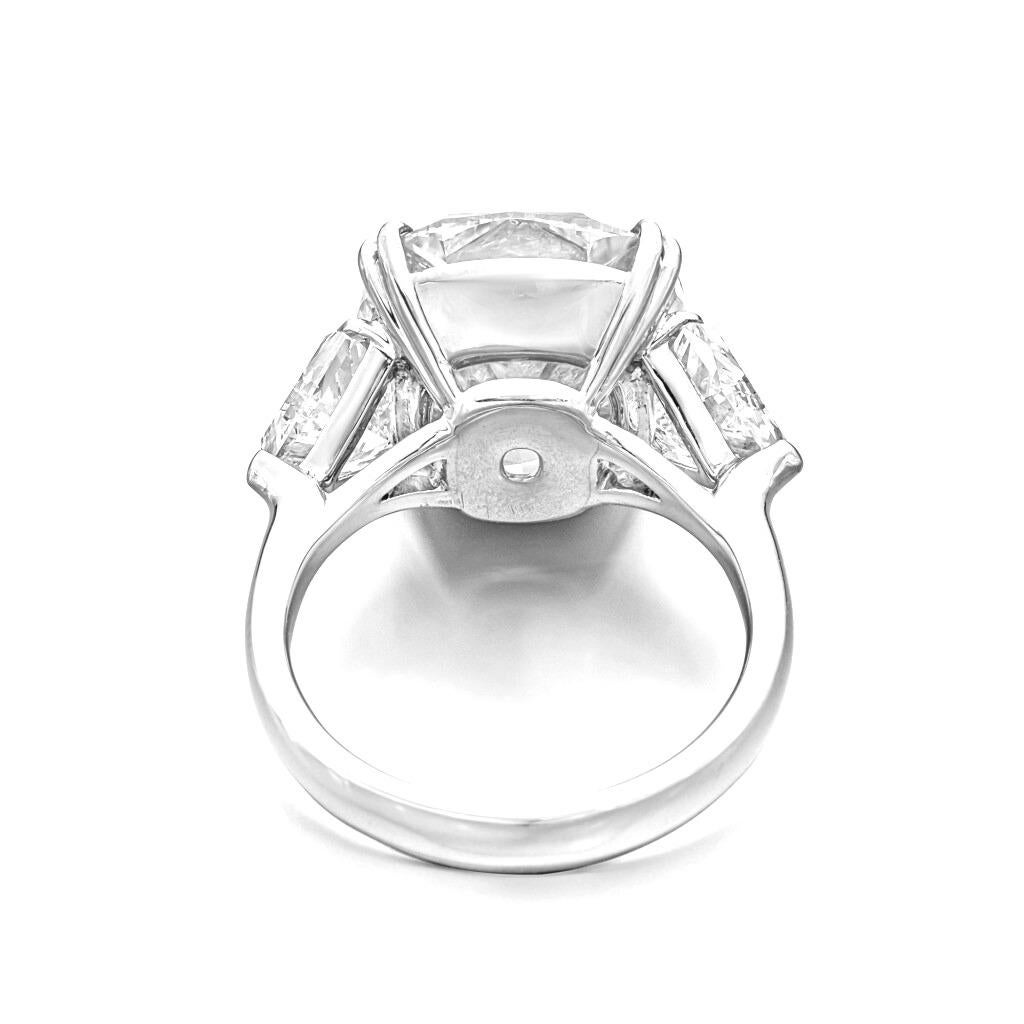 5 Karat. Mit einem Farbgrad von D und einer Reinheit von VS2 weist dieser Diamant bemerkenswerte Eigenschaften auf

Der in luxuriösem Platin gefasste Ring in Größe 7 bietet sowohl Eleganz als auch Komfort für das tägliche Tragen. Der Diamant in der